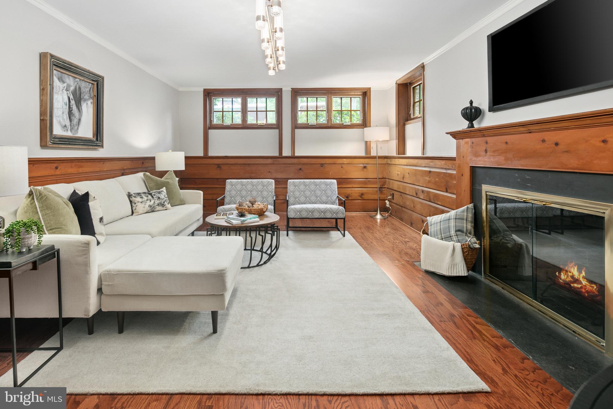 1751 Crestwood Dr NW