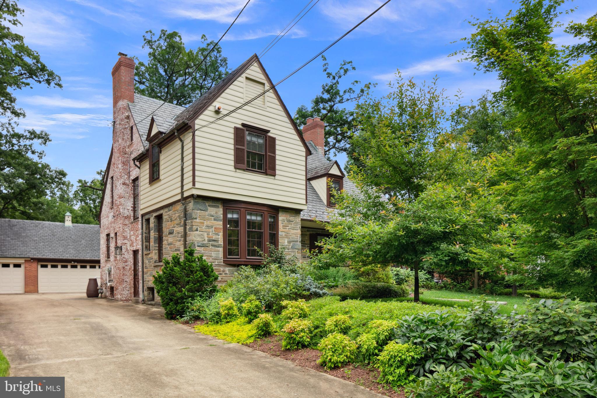 1751 Crestwood Dr NW