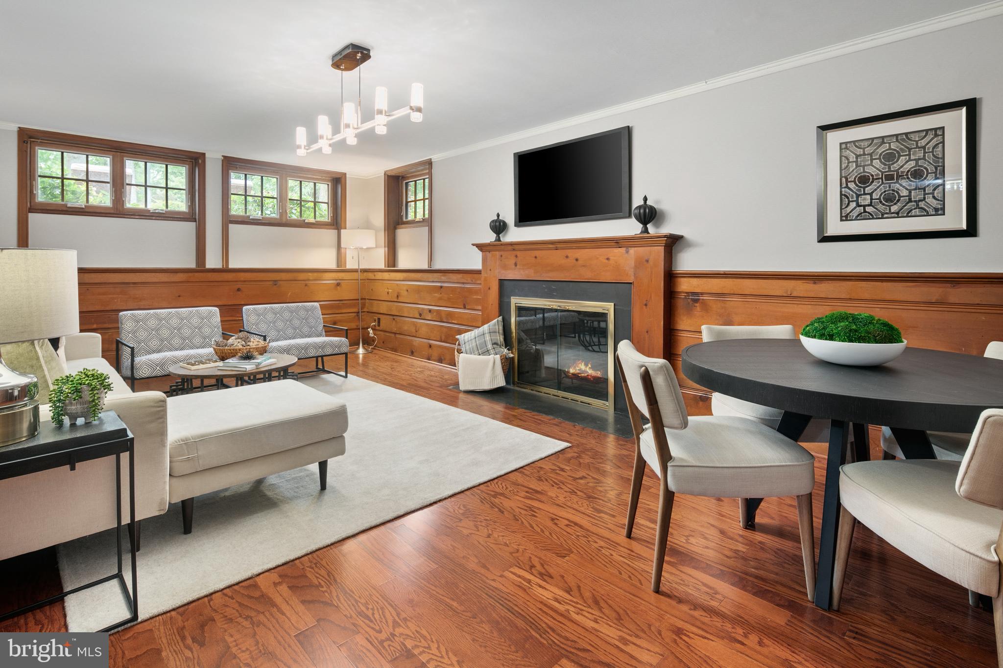 1751 Crestwood Dr NW