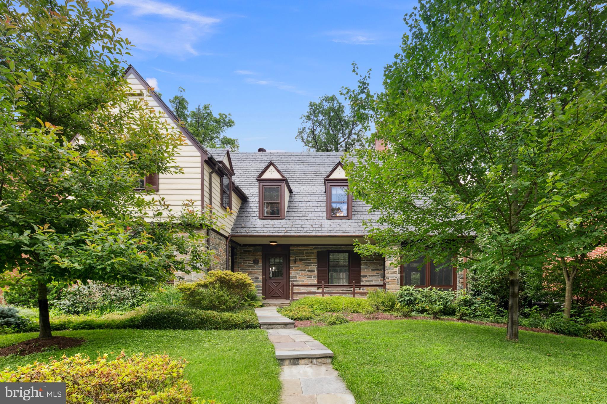 1751 Crestwood Dr NW