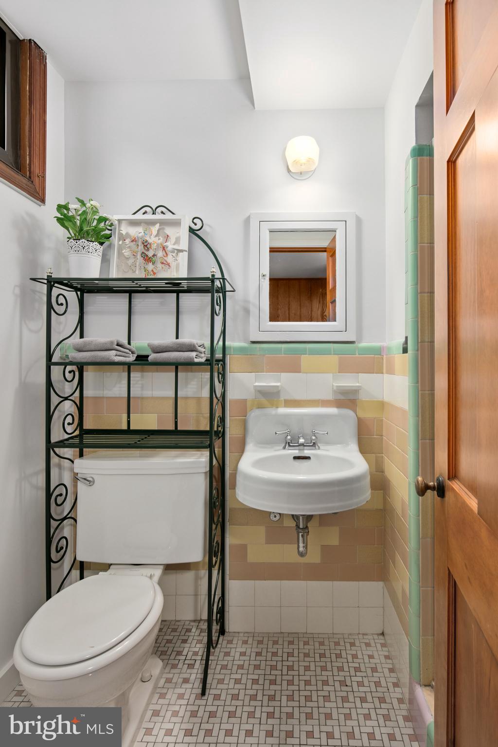 1751 Crestwood Dr NW