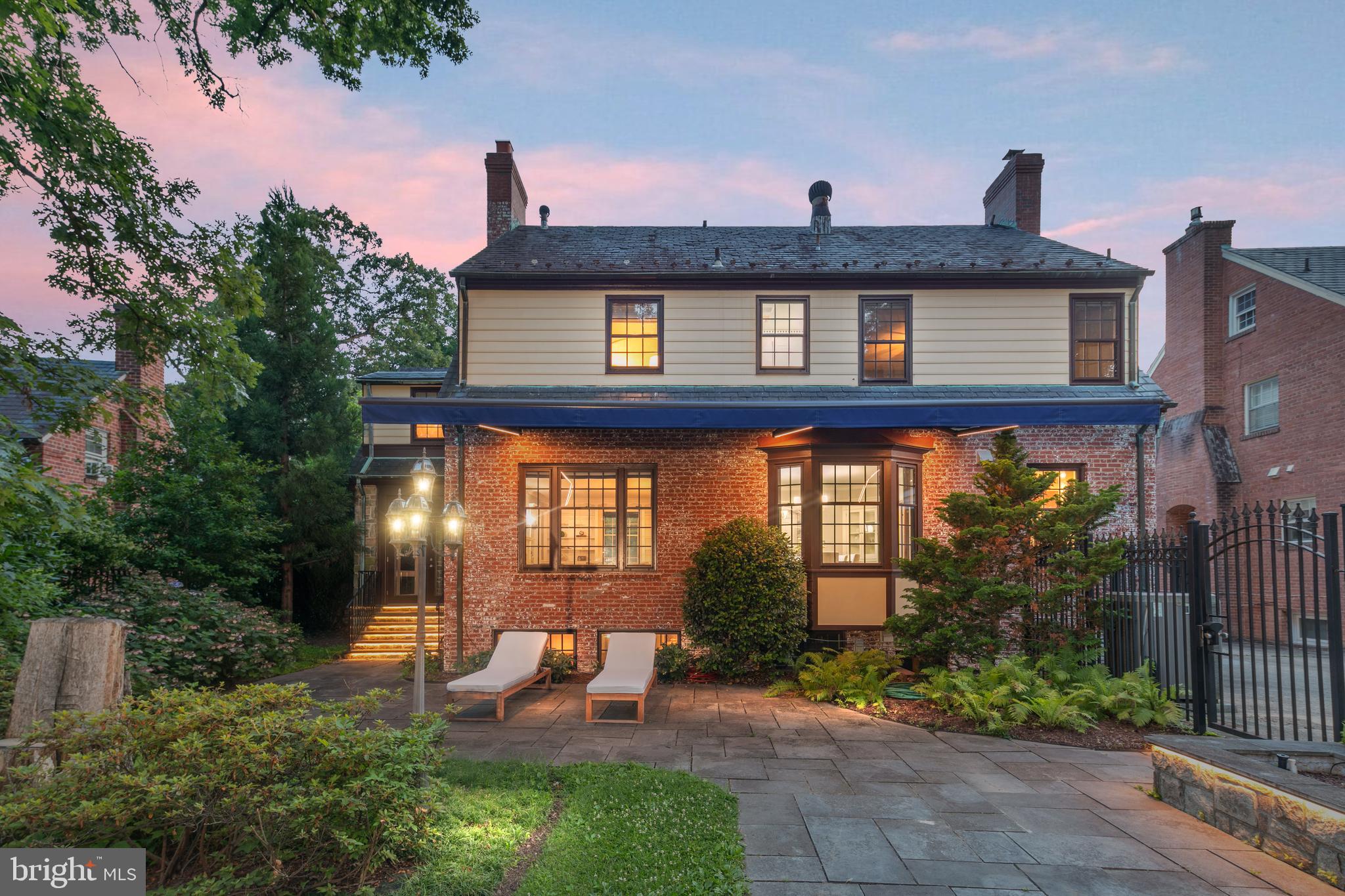 1751 Crestwood Dr NW