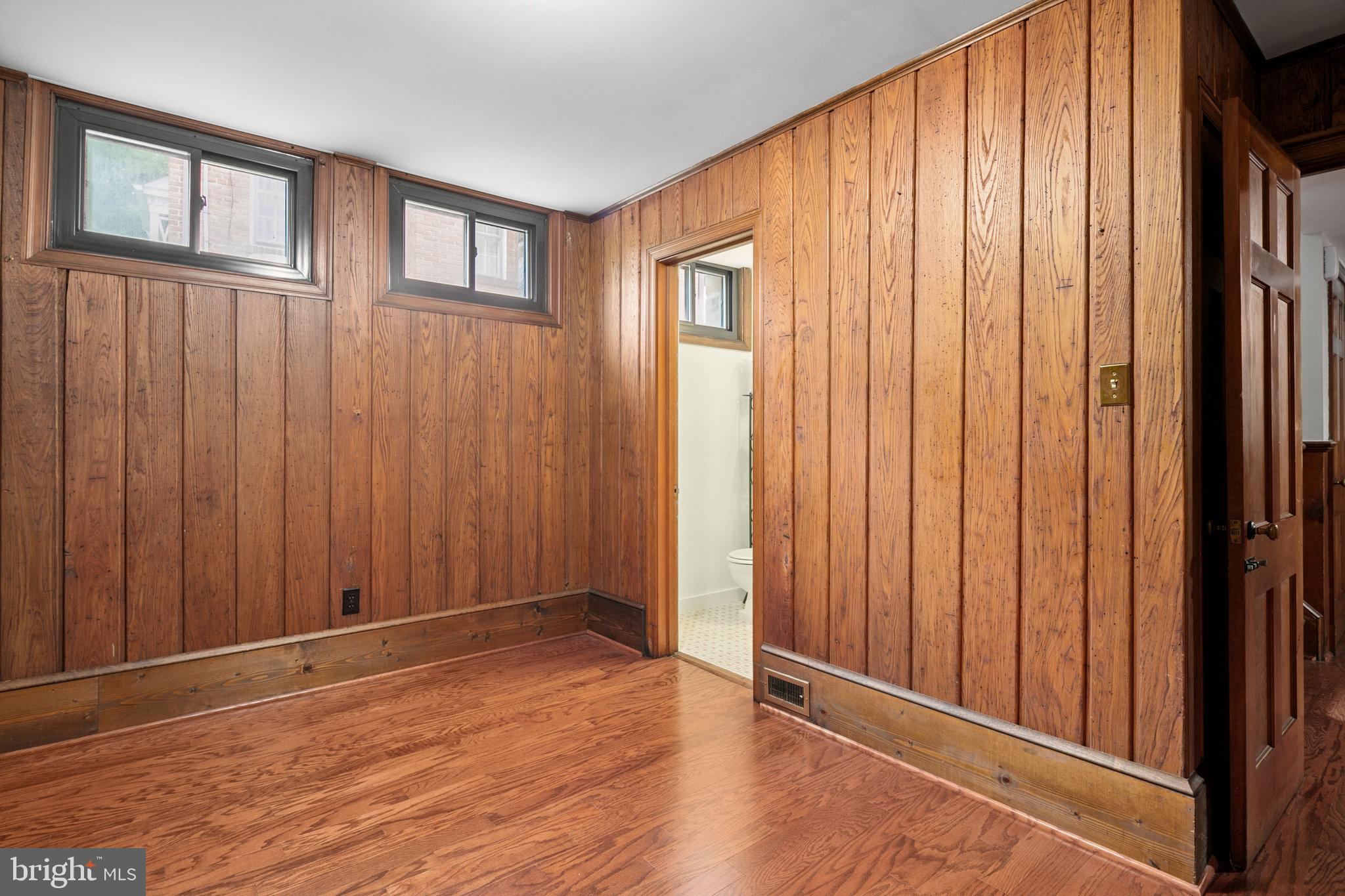 1751 Crestwood Dr NW