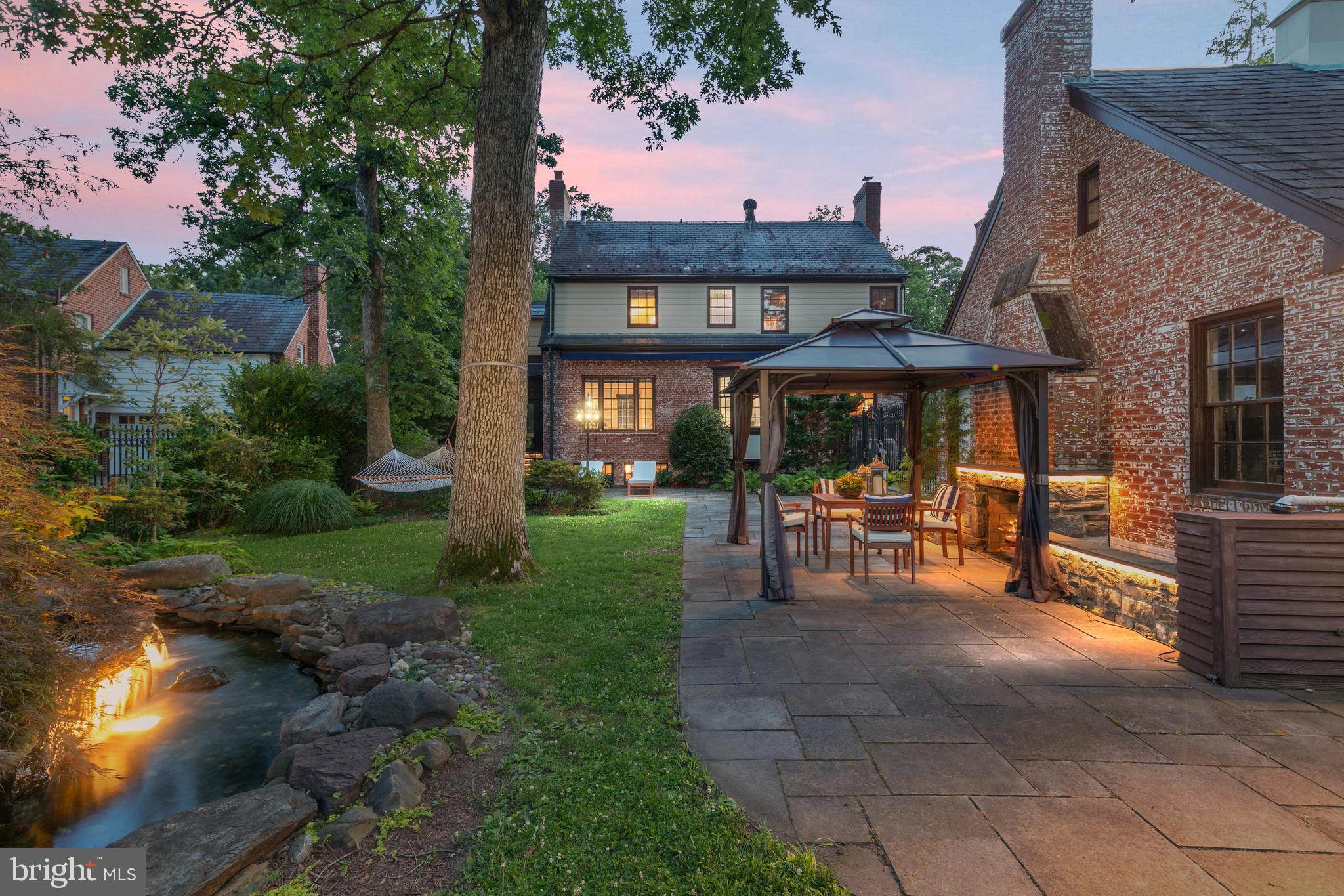 1751 Crestwood Dr NW