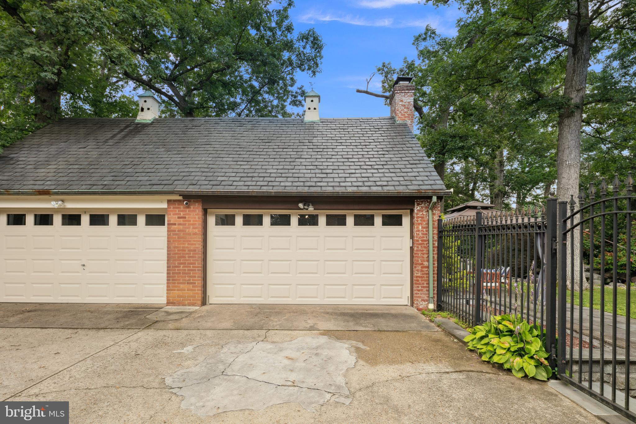 1751 Crestwood Dr NW