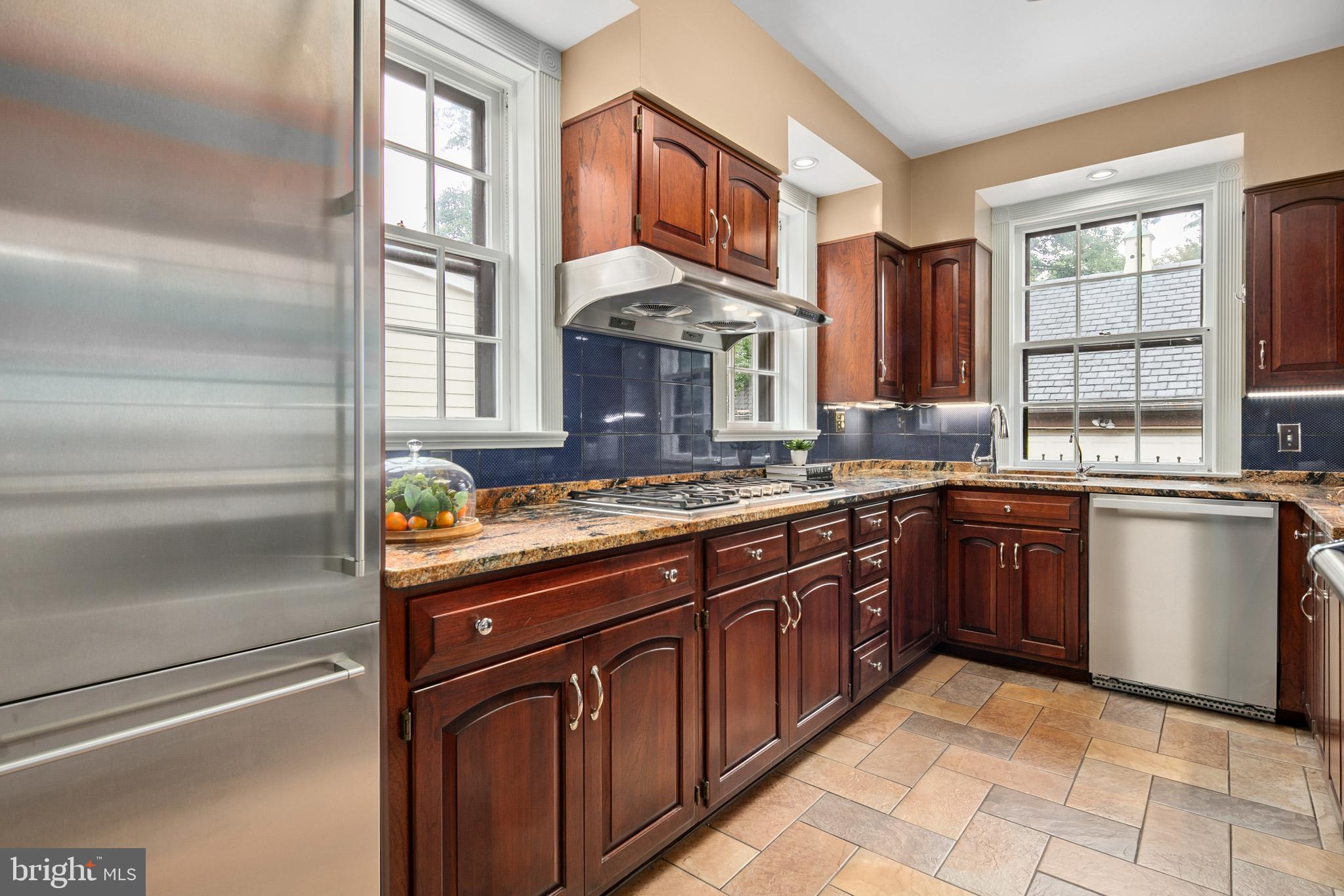 1751 Crestwood Dr NW