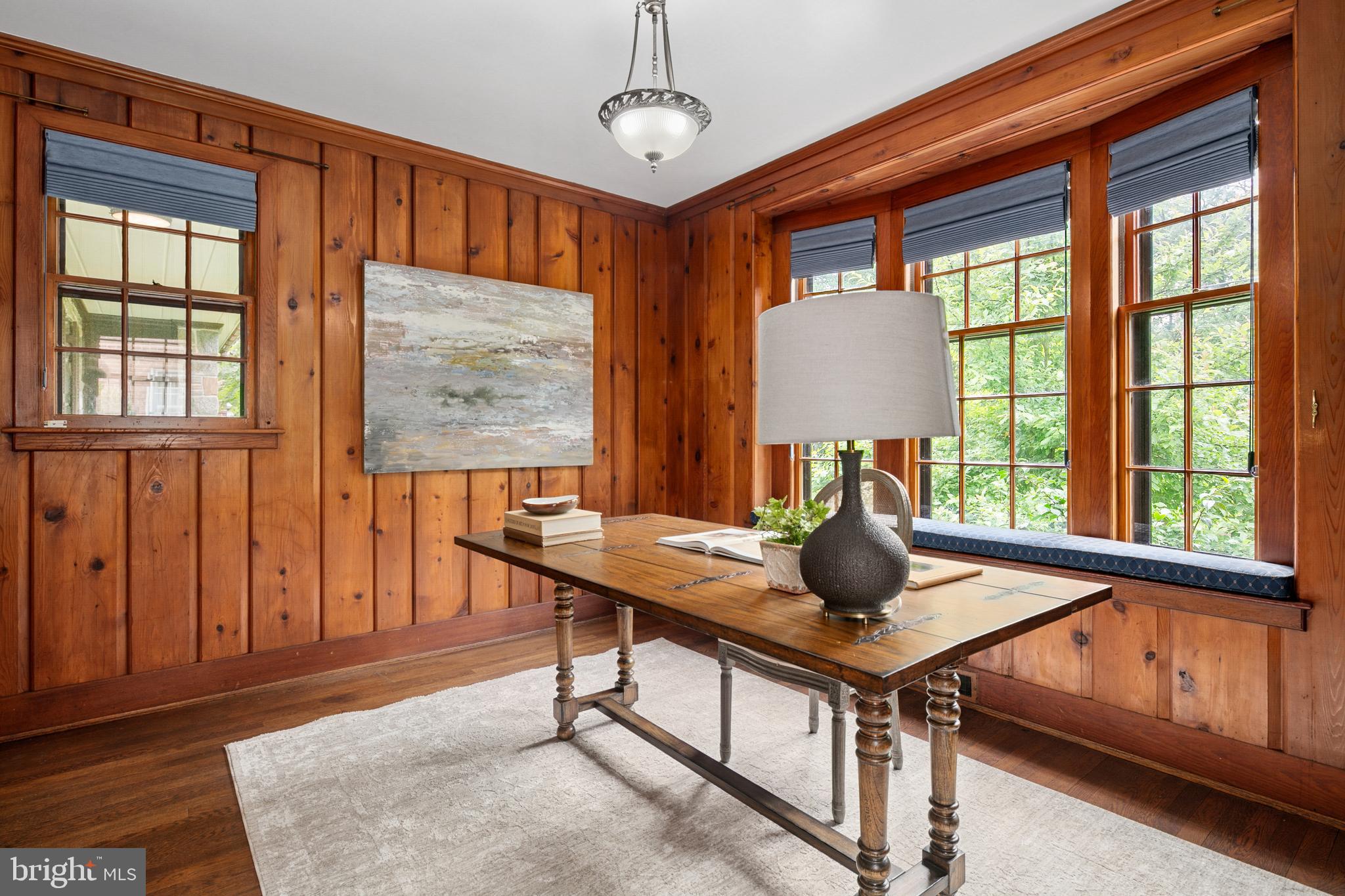 1751 Crestwood Dr NW