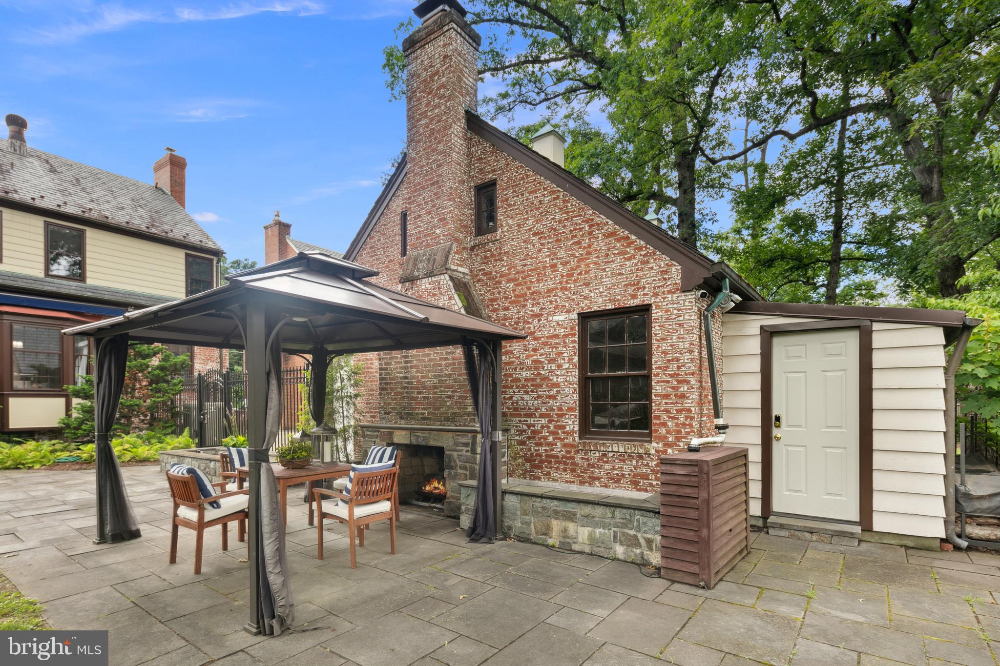 1751 Crestwood Dr NW