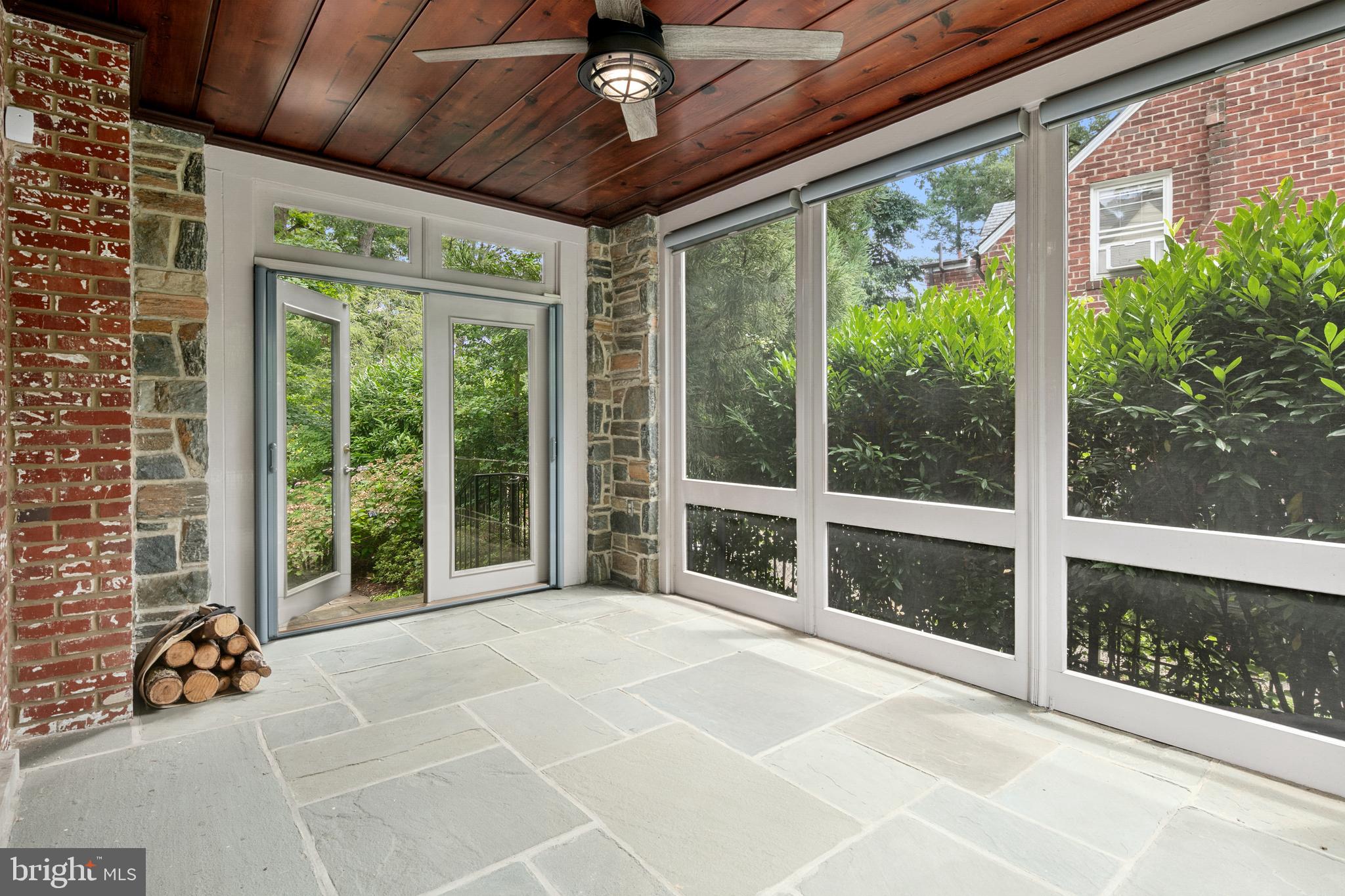 1751 Crestwood Dr NW