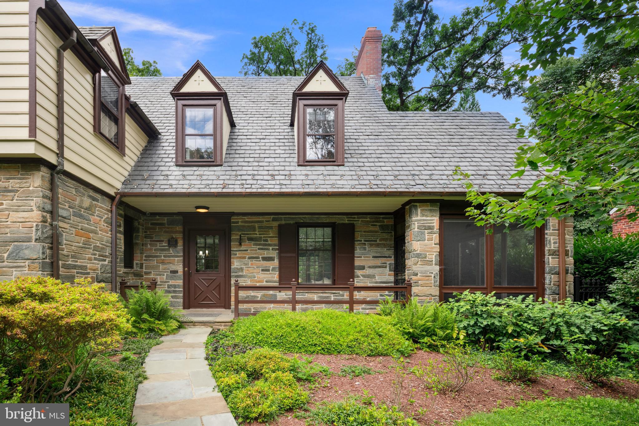 1751 Crestwood Dr NW