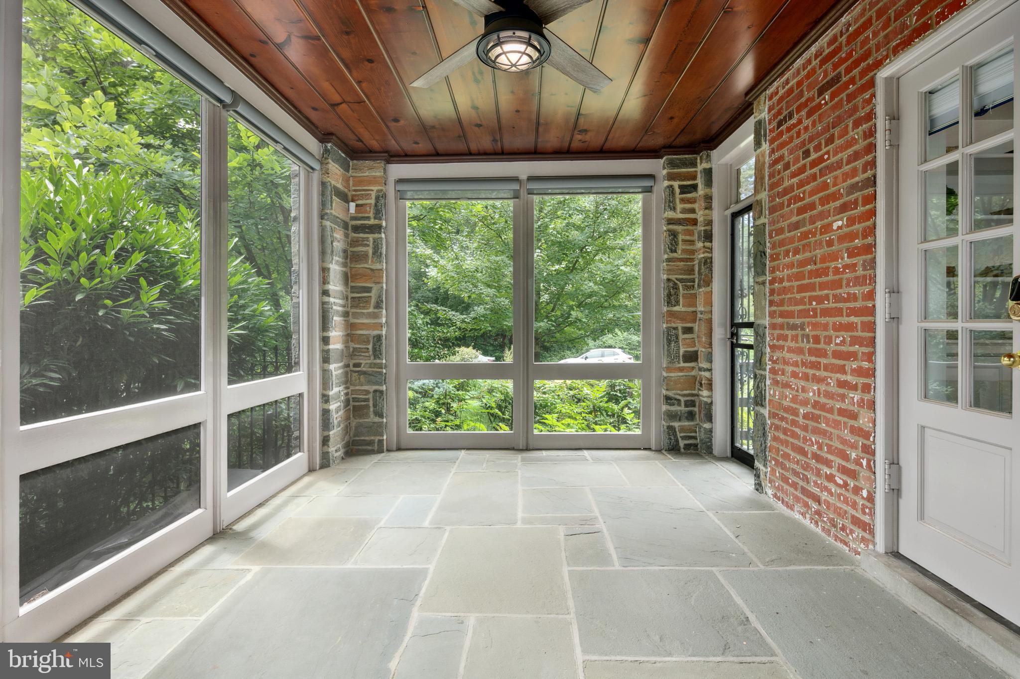 1751 Crestwood Dr NW