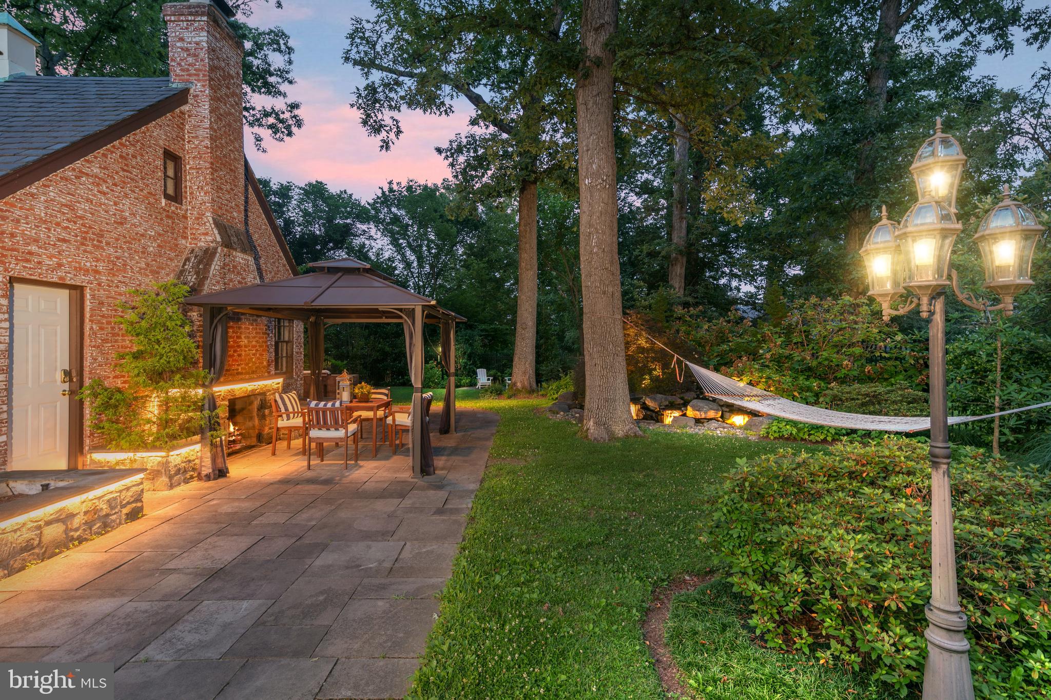 1751 Crestwood Dr NW