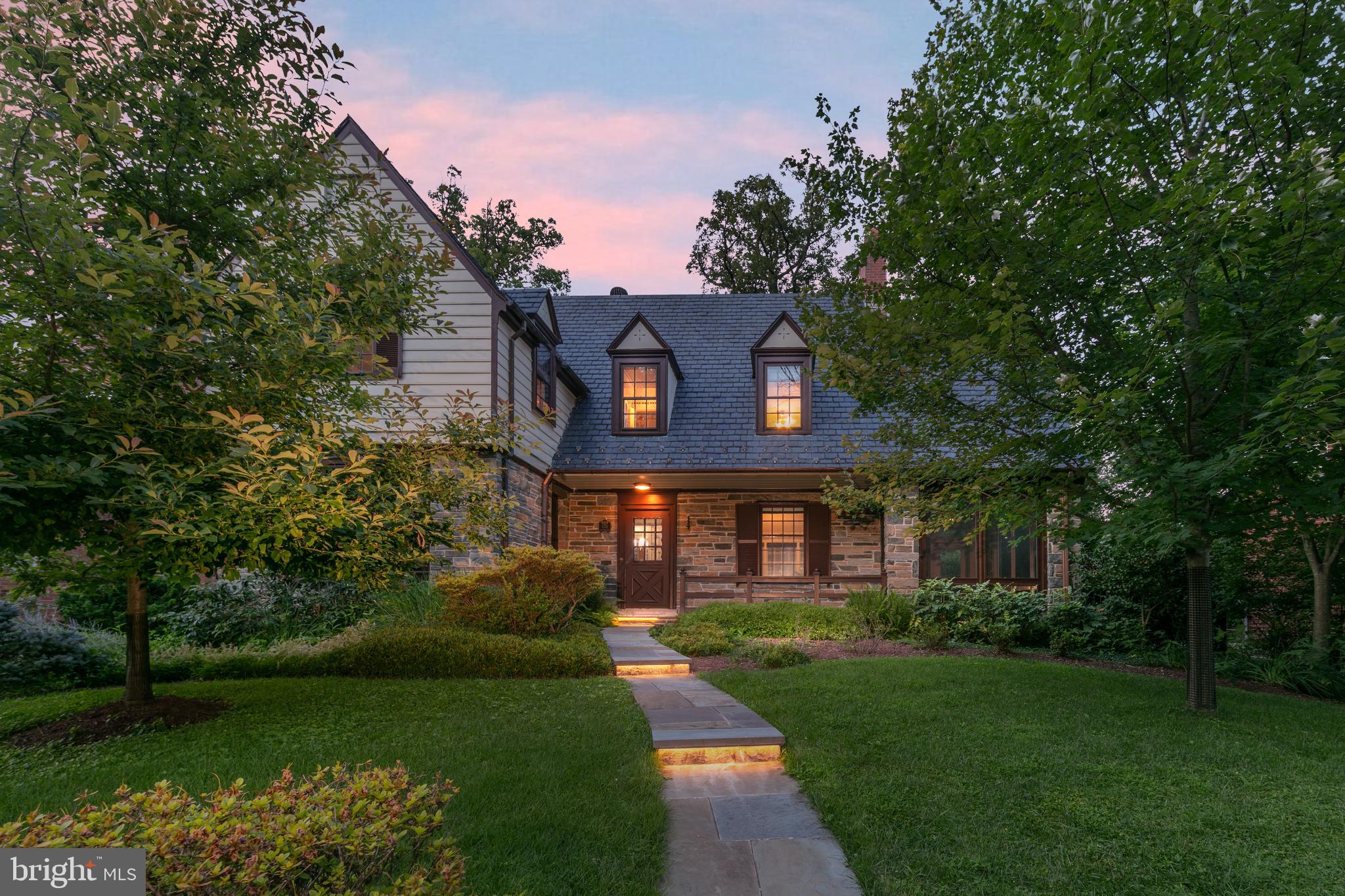 1751 Crestwood Dr NW