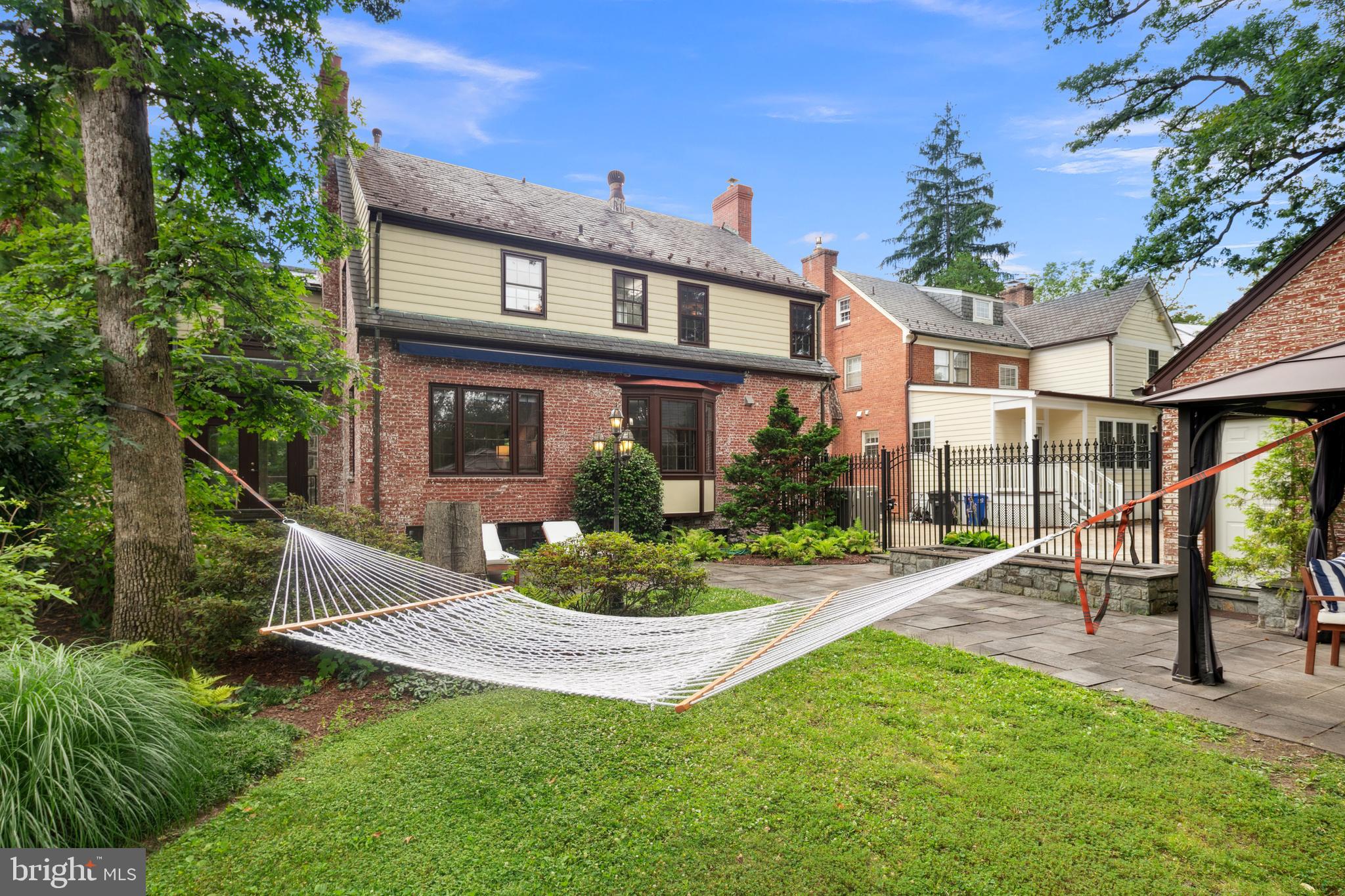 1751 Crestwood Dr NW