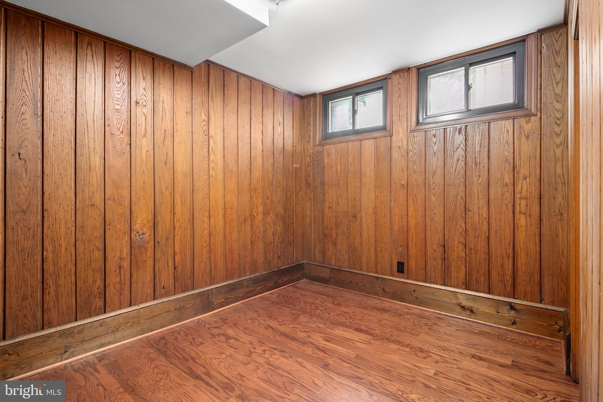 1751 Crestwood Dr NW