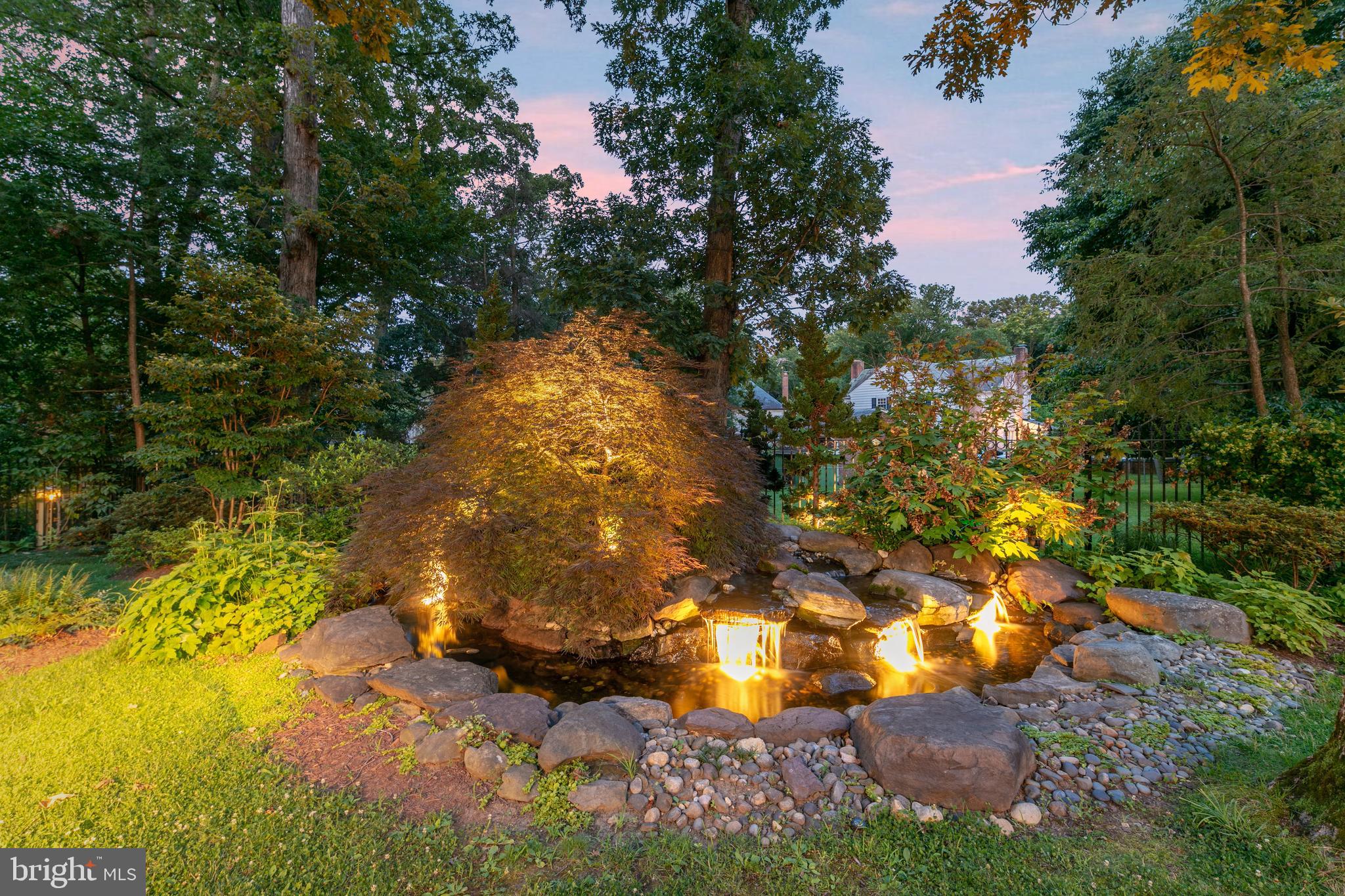 1751 Crestwood Dr NW