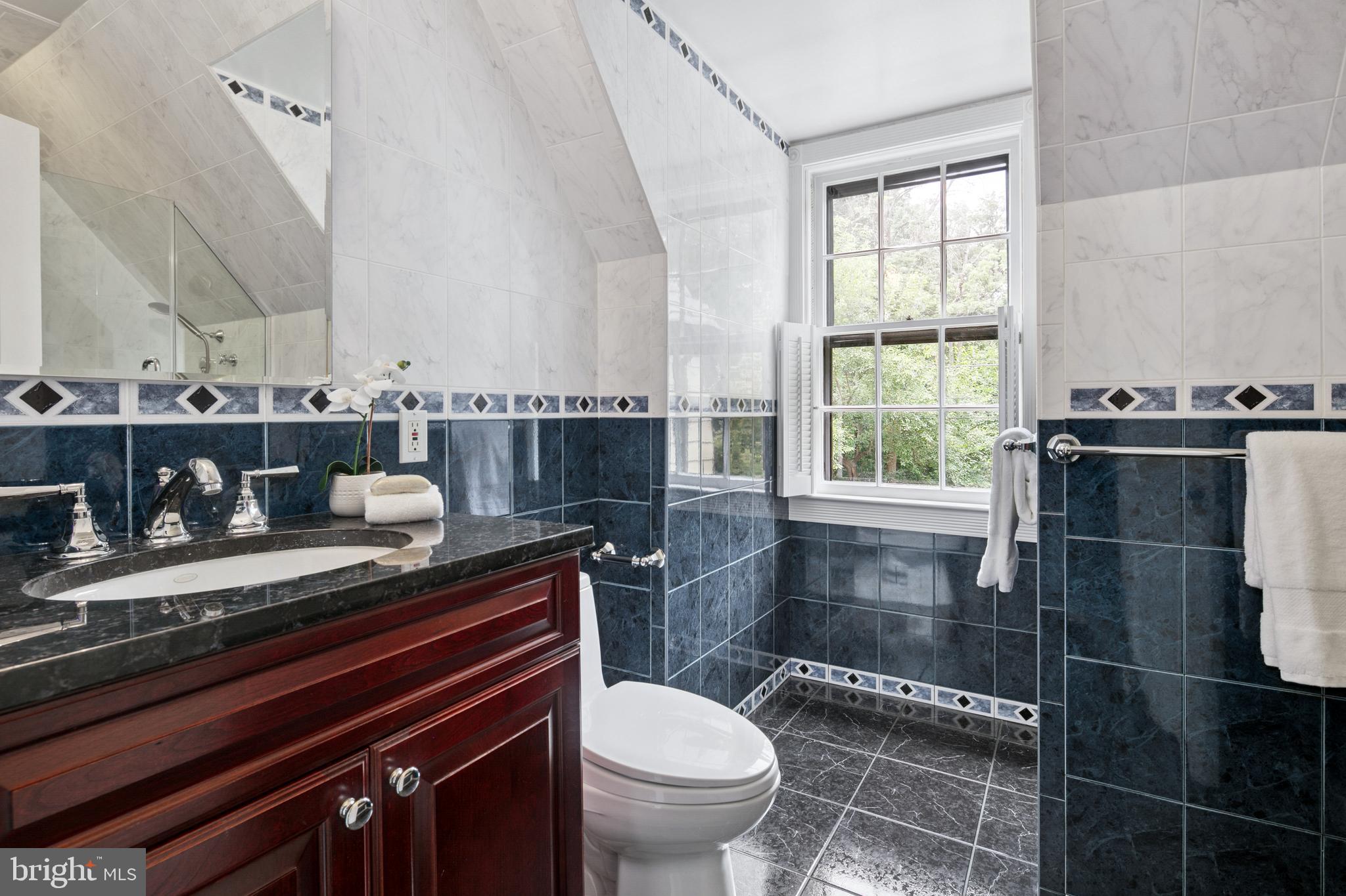 1751 Crestwood Dr NW