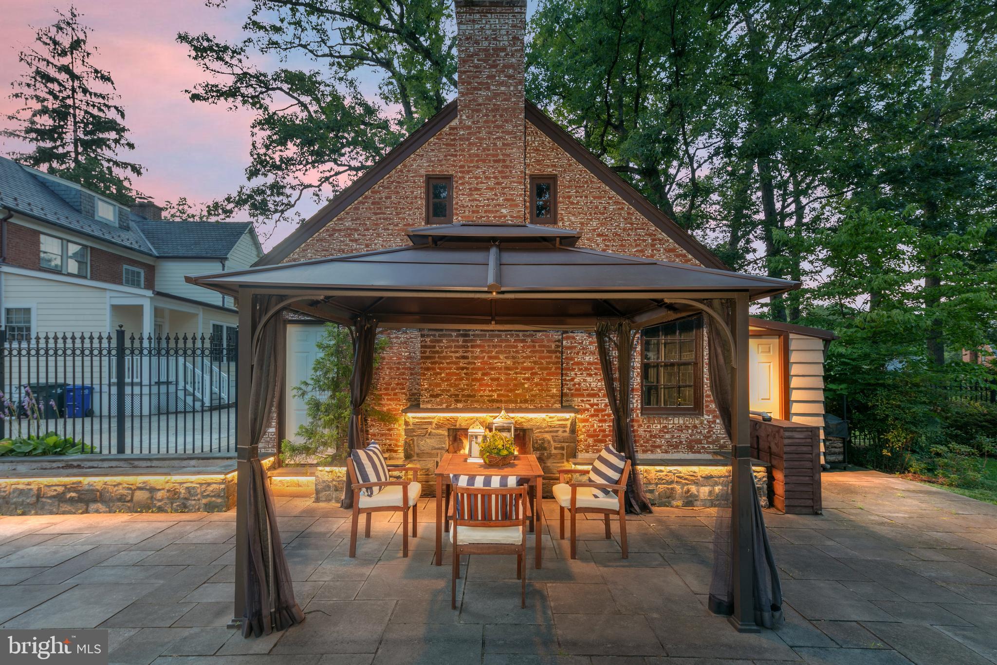 1751 Crestwood Dr NW