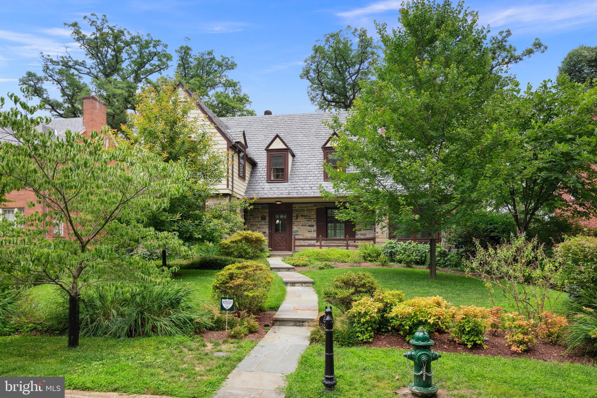 1751 Crestwood Dr NW