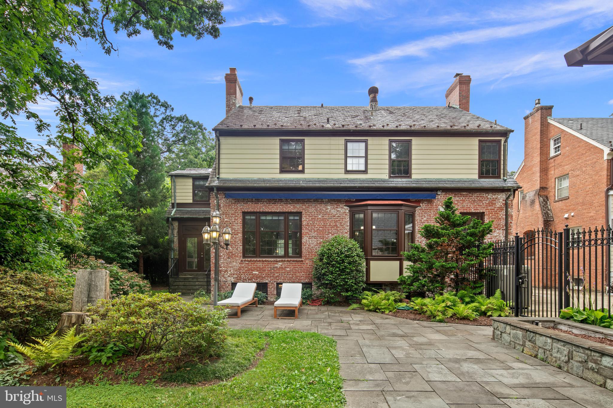 1751 Crestwood Dr NW