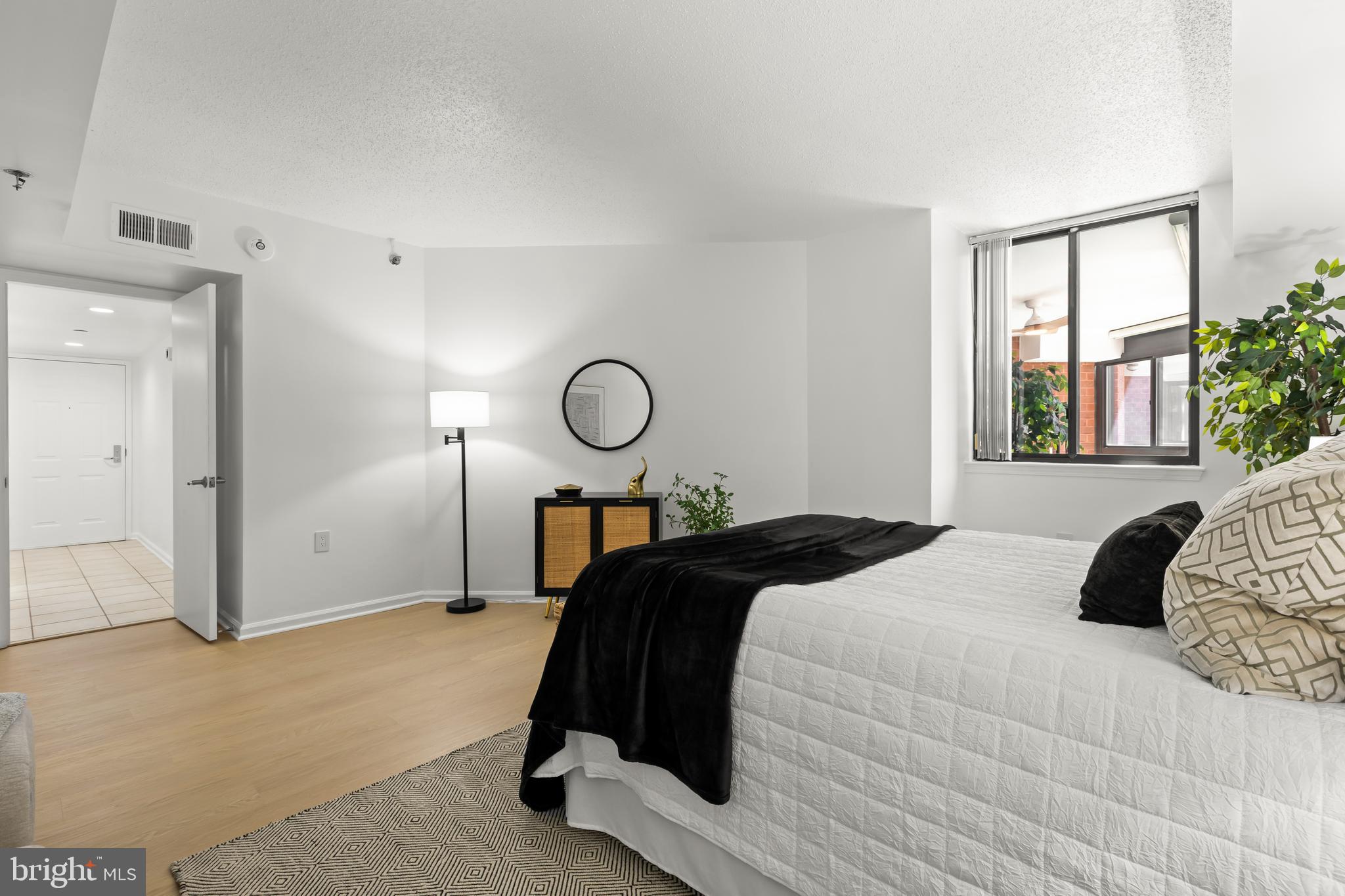 1001 N Randolph St #910