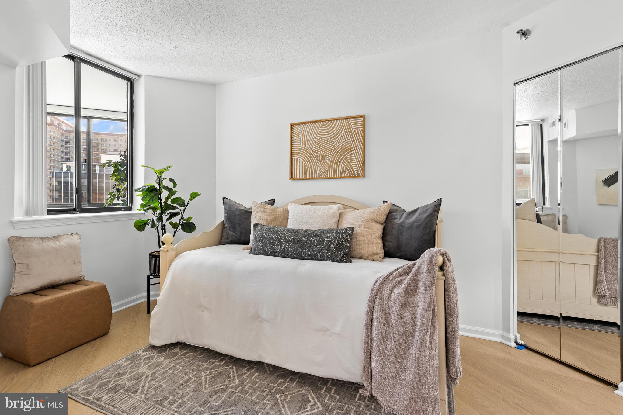 1001 N Randolph St #910