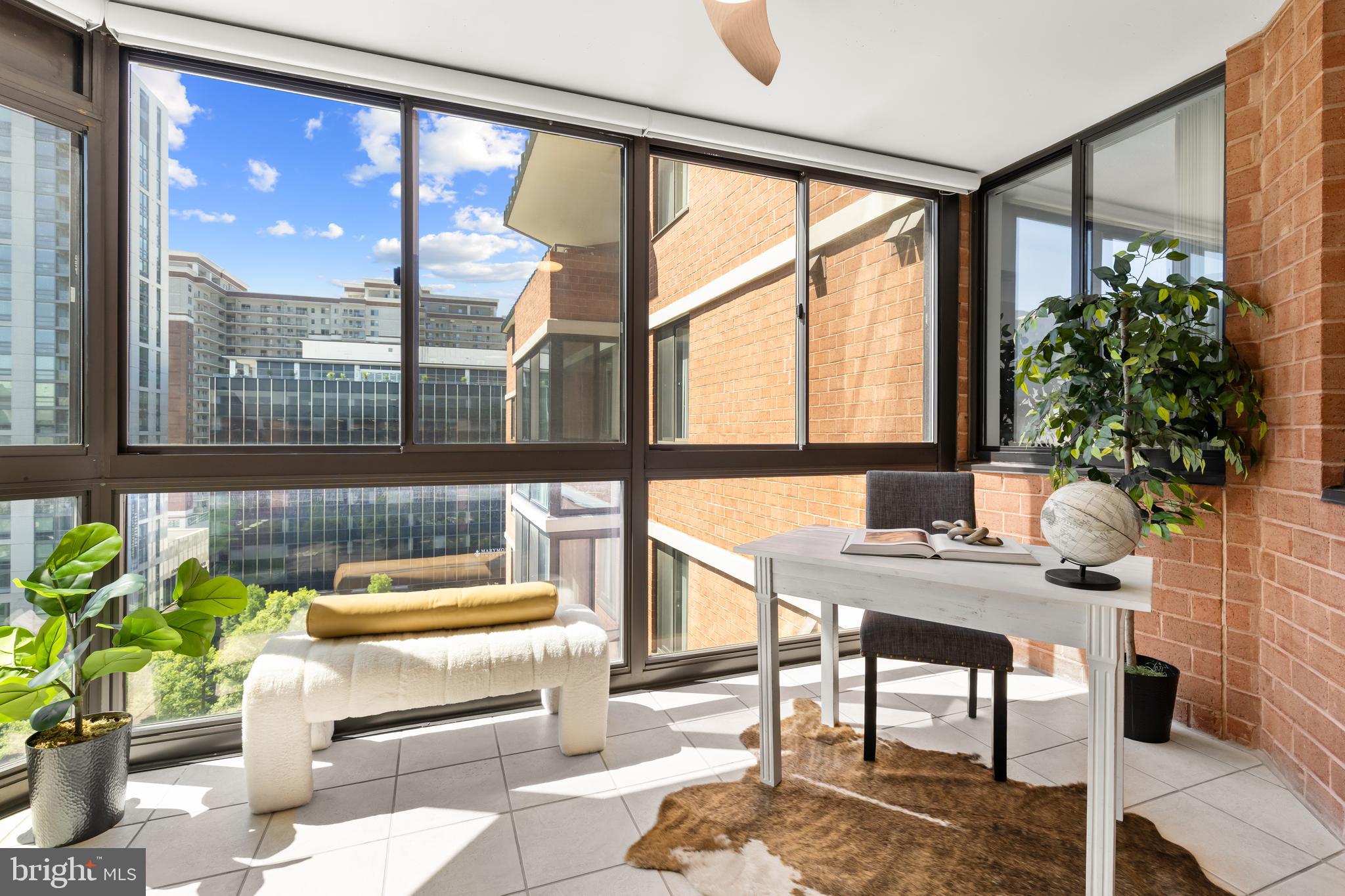 1001 N Randolph St #910