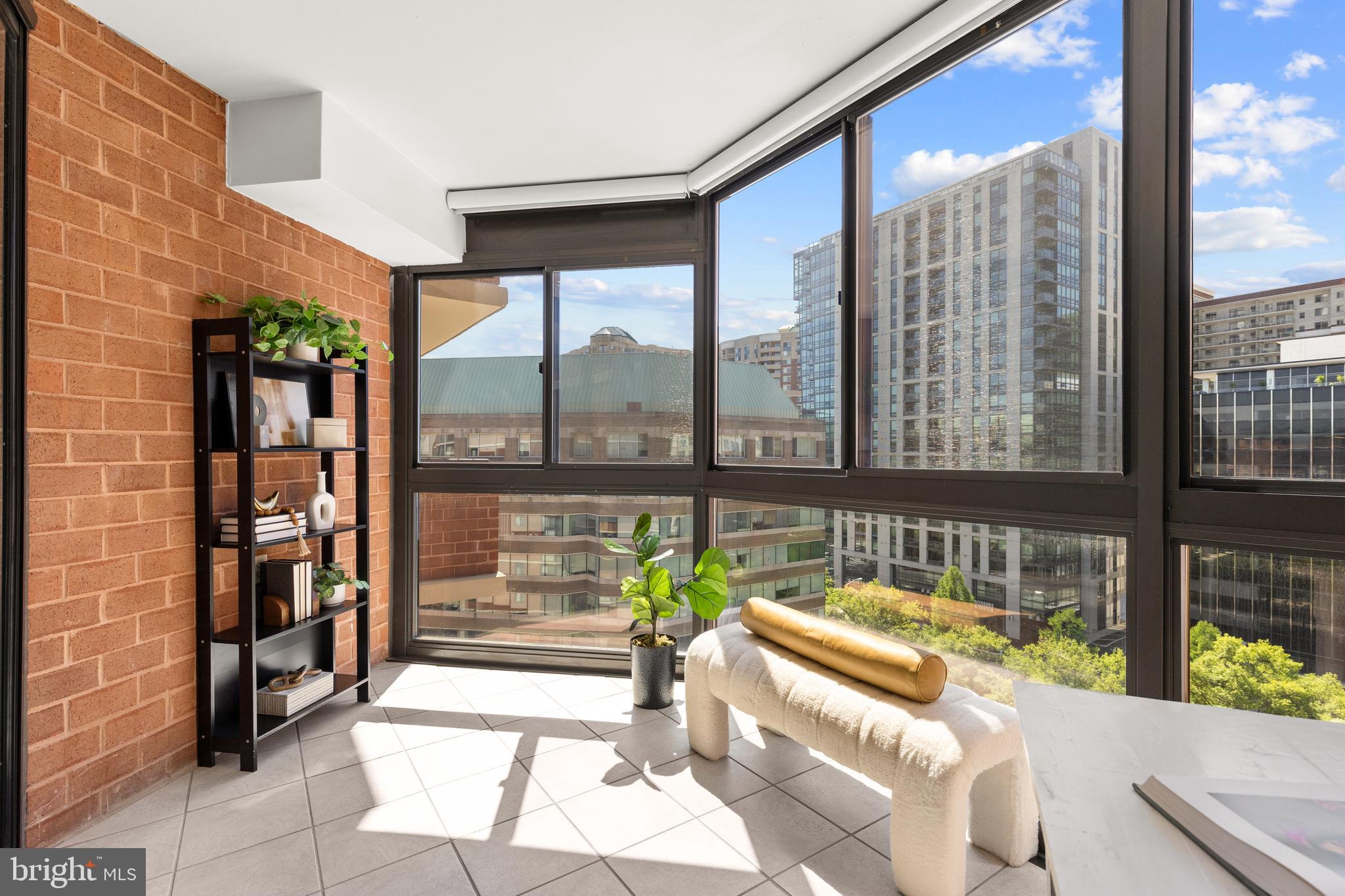 1001 N Randolph St #910