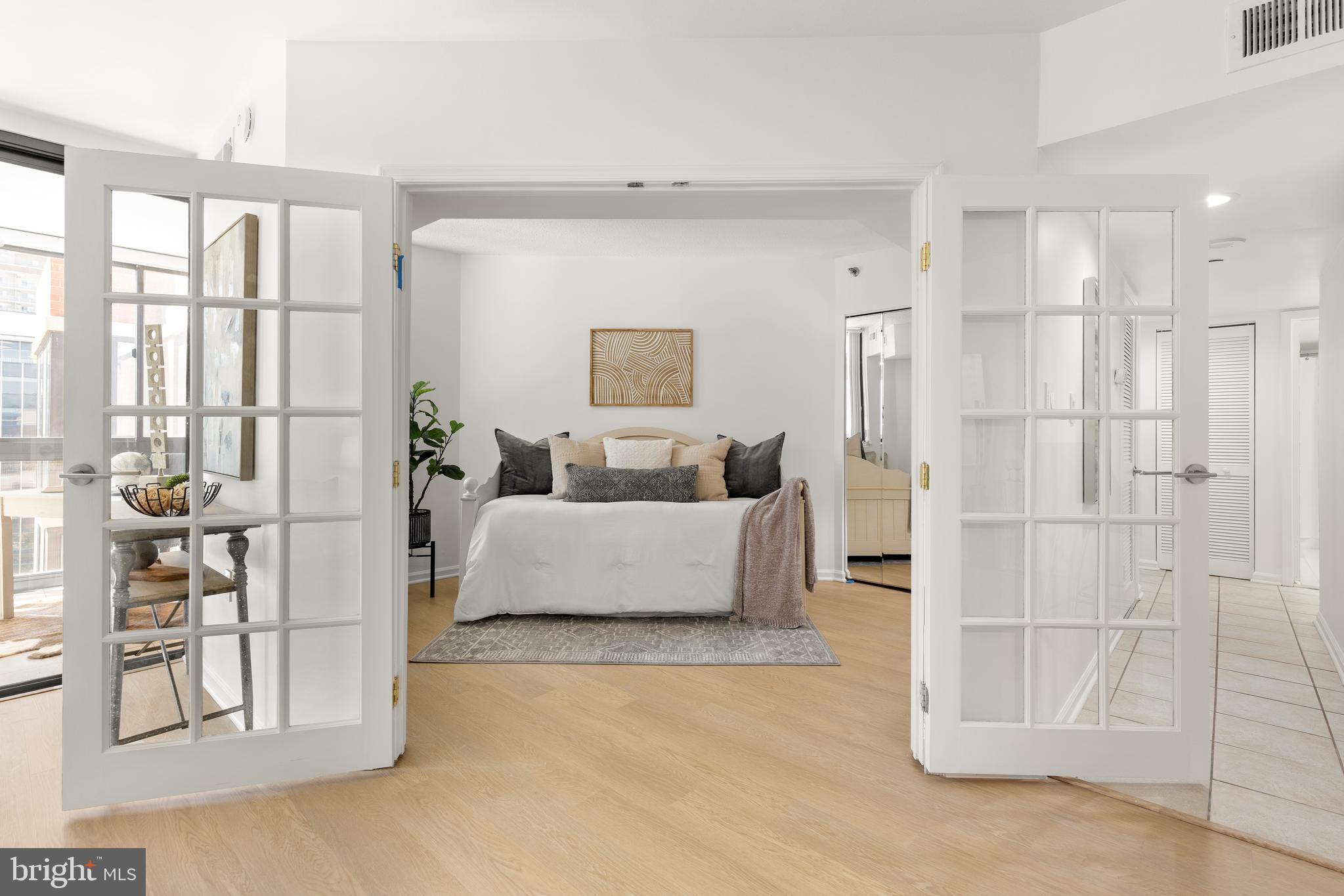 1001 N Randolph St #910