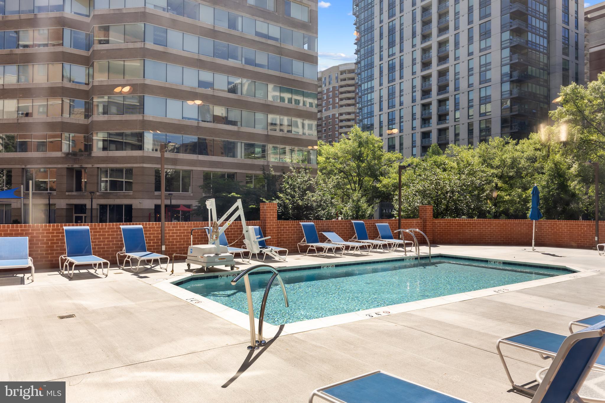 1001 N Randolph St #910