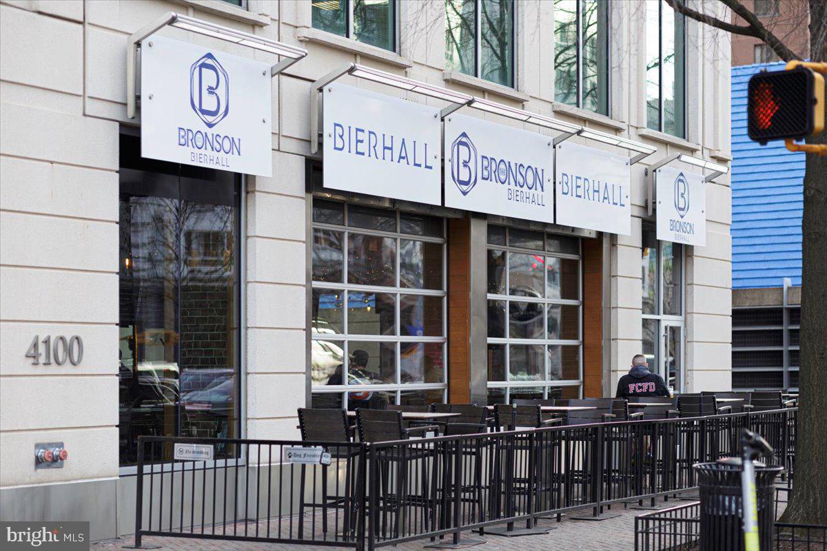 1001 N Randolph St #910