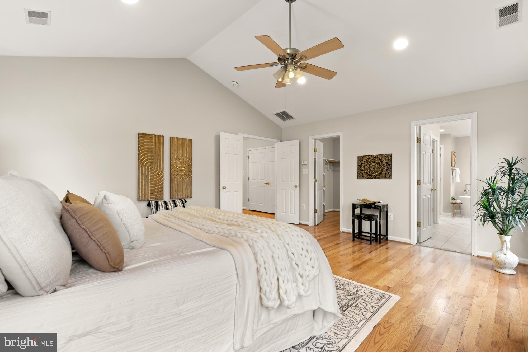 828 N Wakefield St N