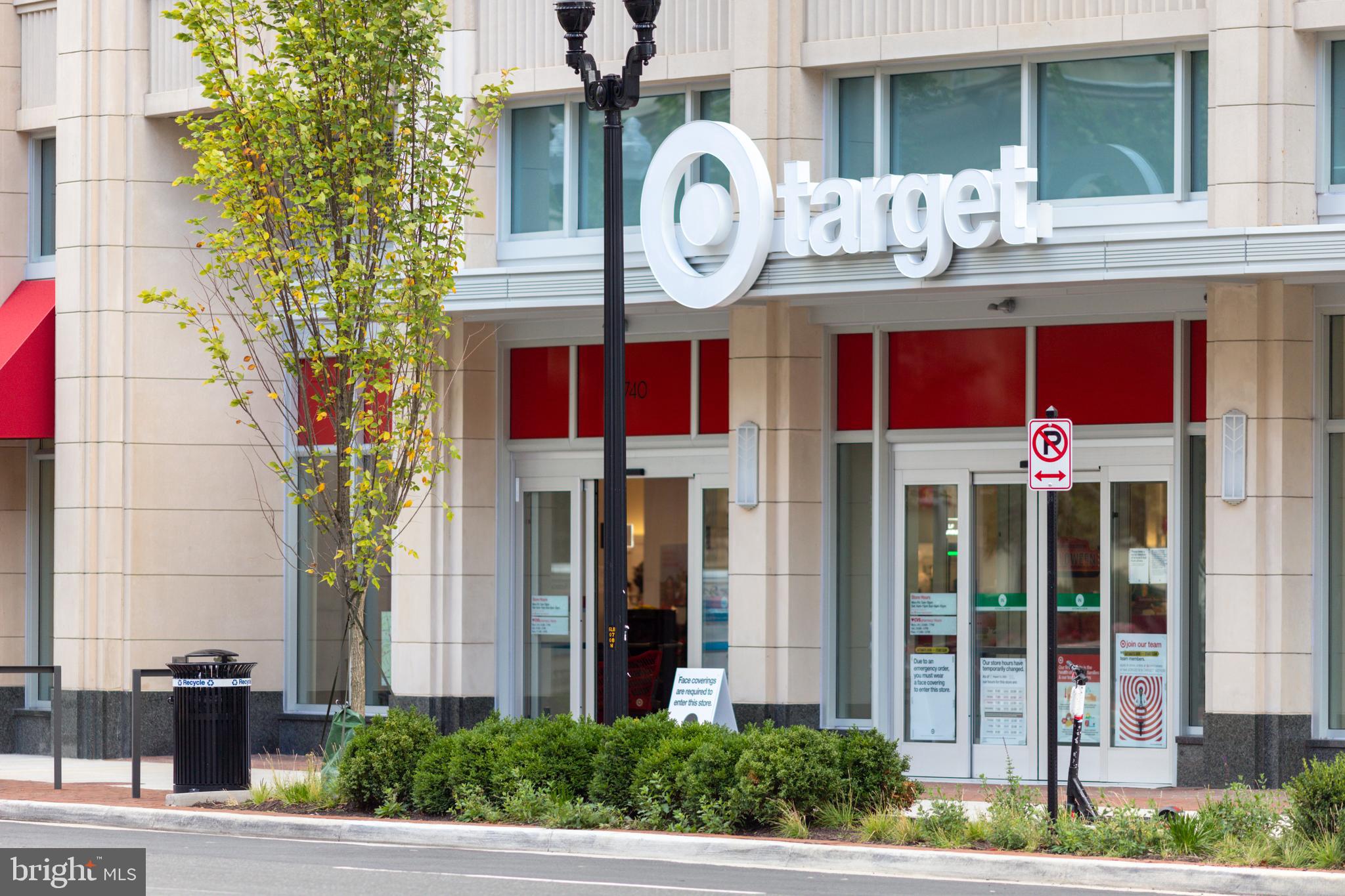 828 N Wakefield St N