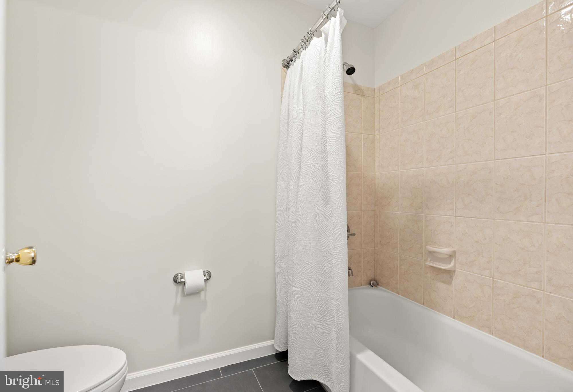 828 N Wakefield St N