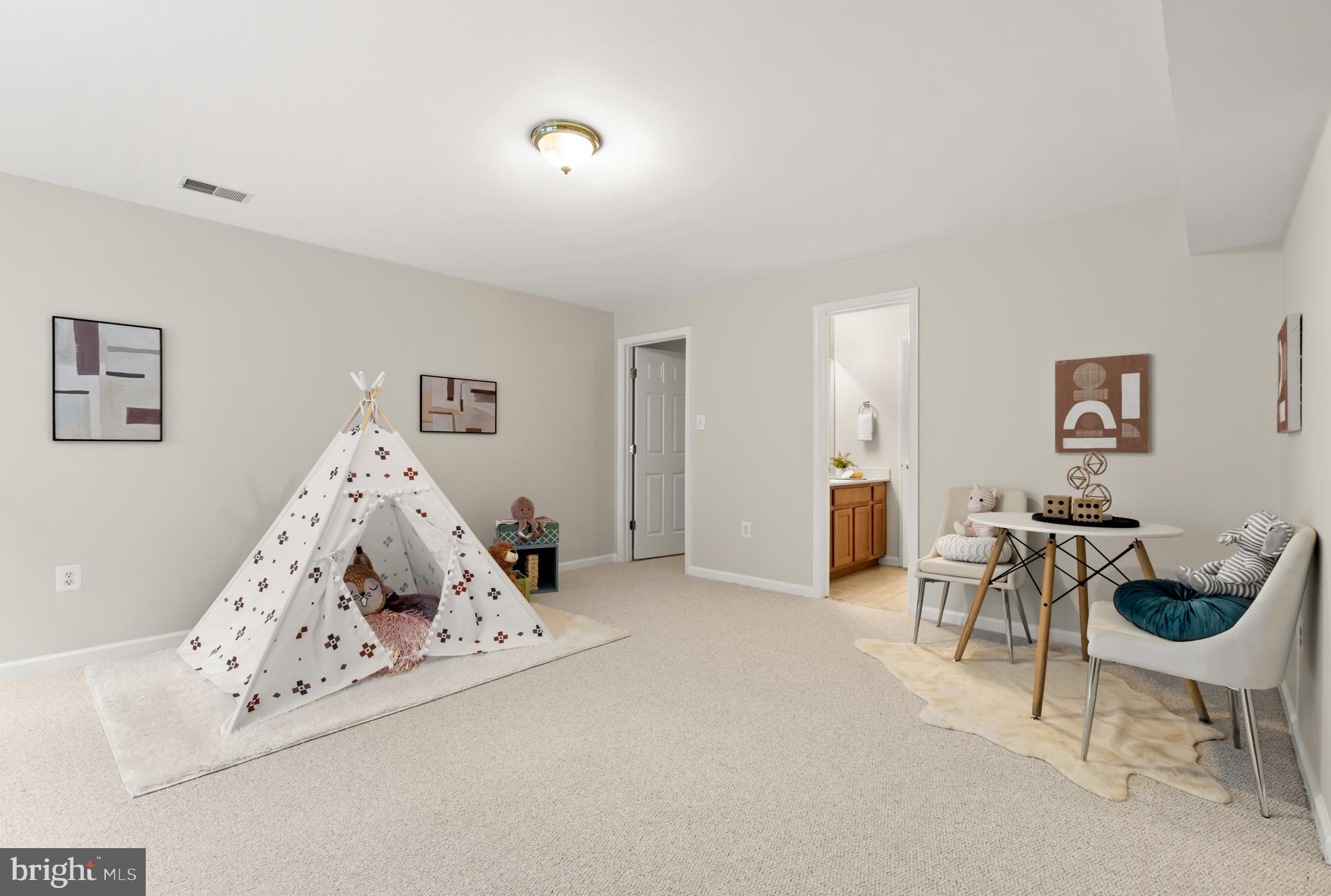 828 N Wakefield St N