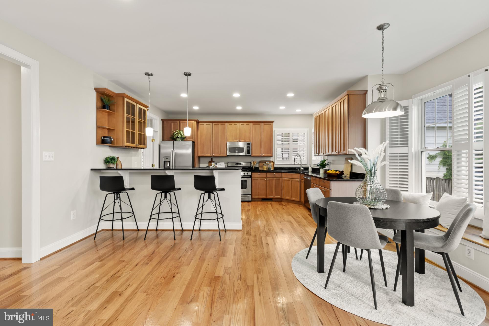 828 N Wakefield St N