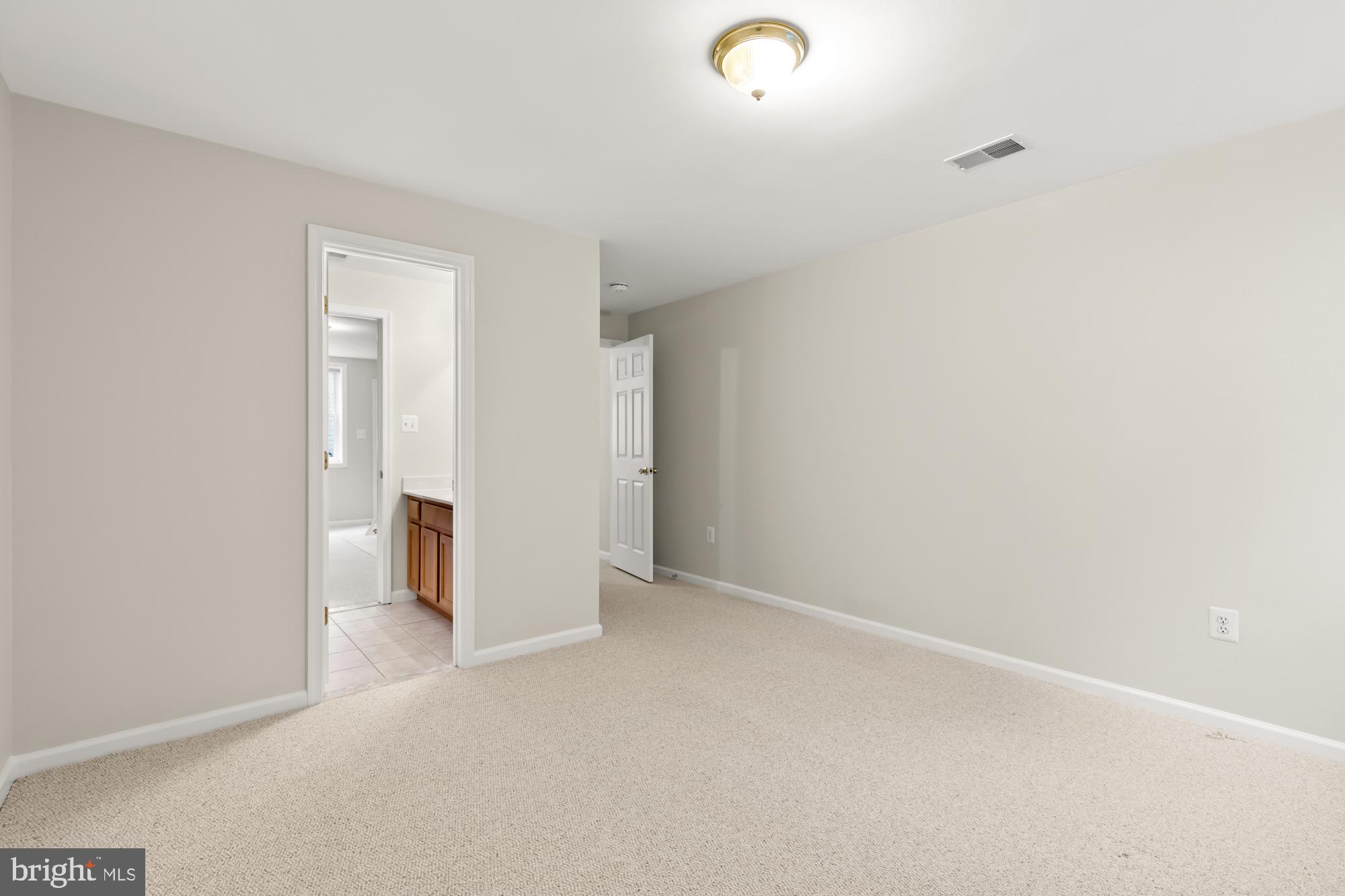 828 N Wakefield St N