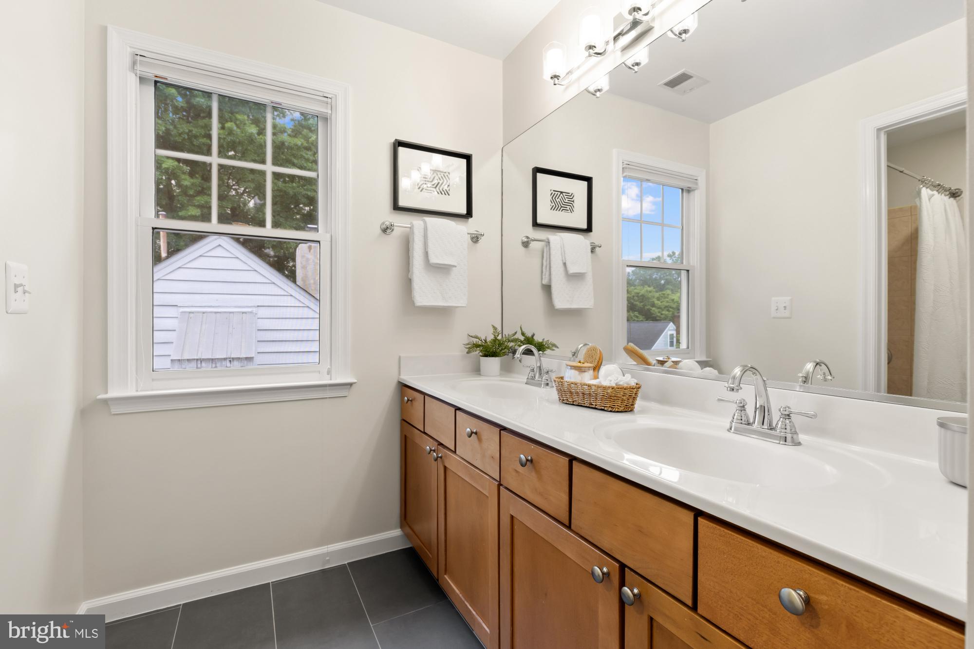 828 N Wakefield St N