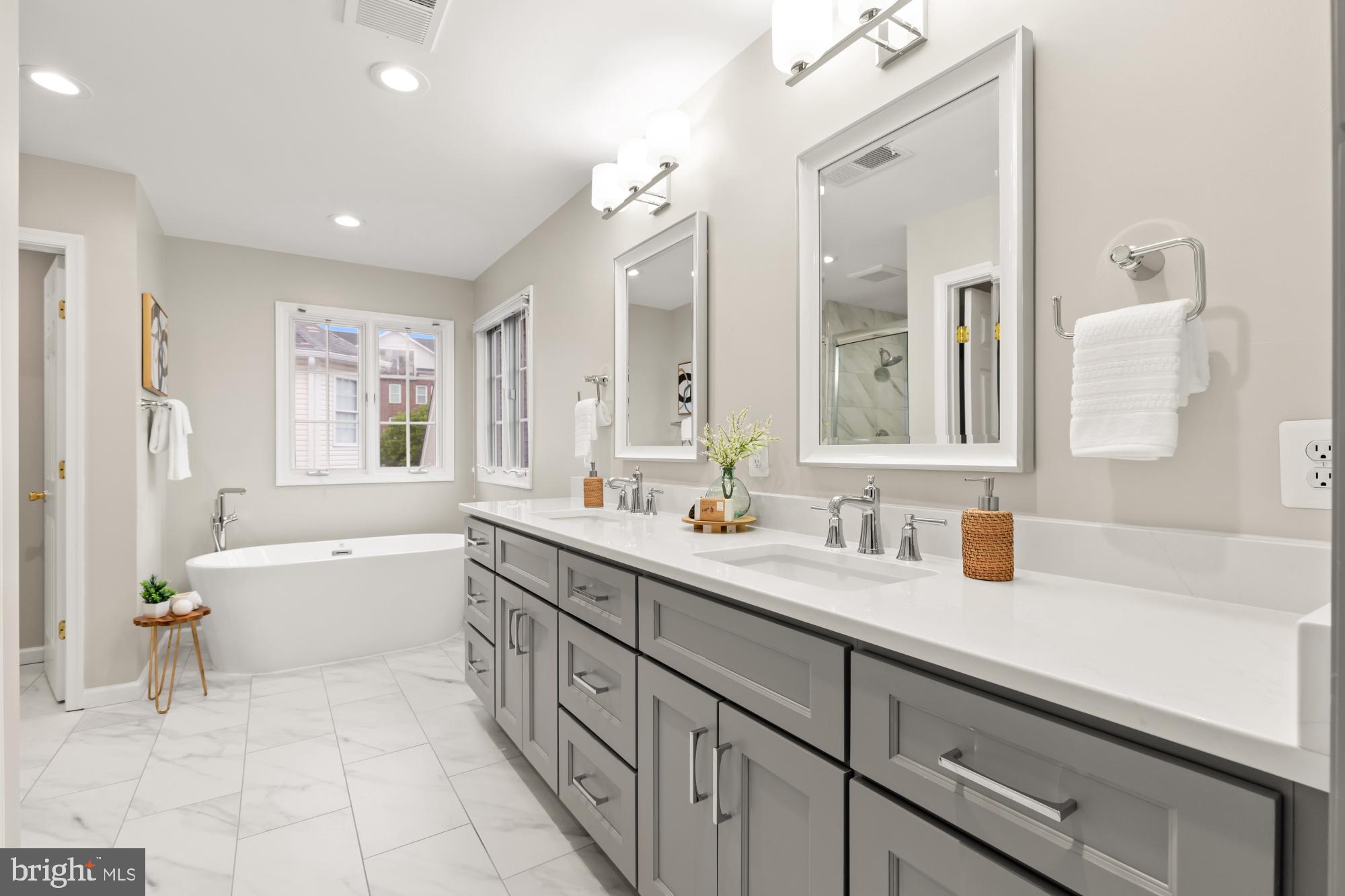 828 N Wakefield St N