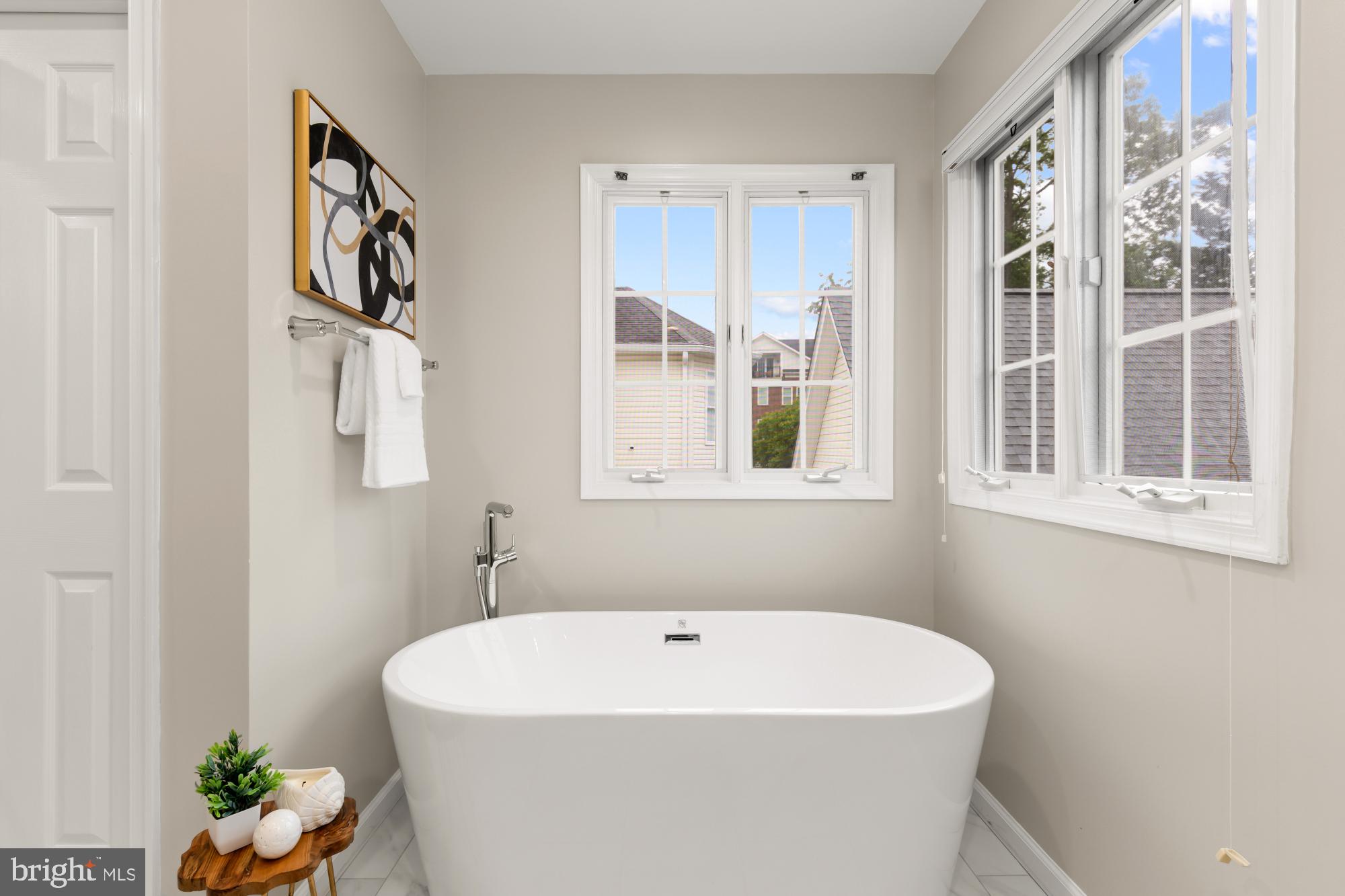 828 N Wakefield St N