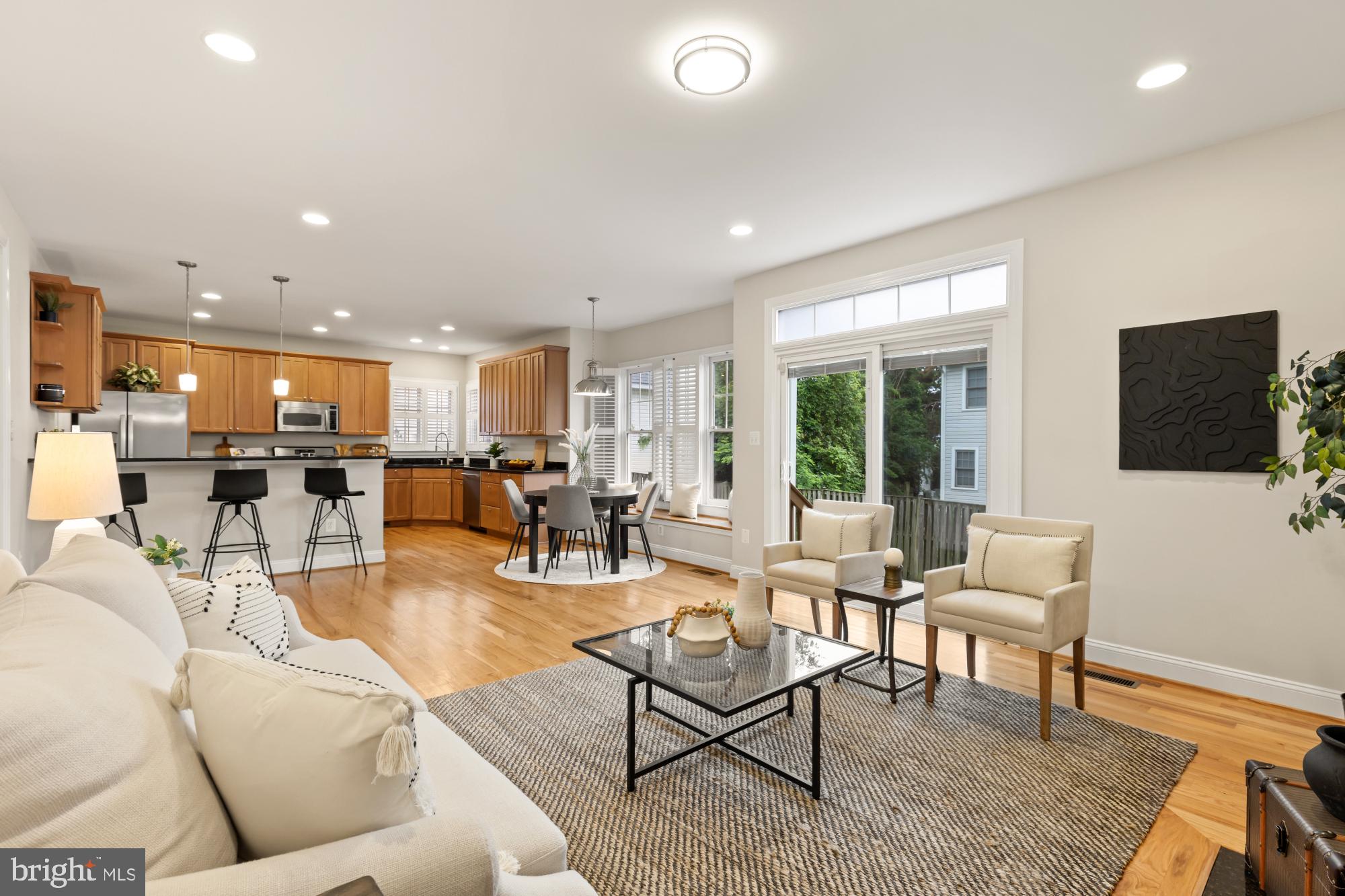 828 N Wakefield St N