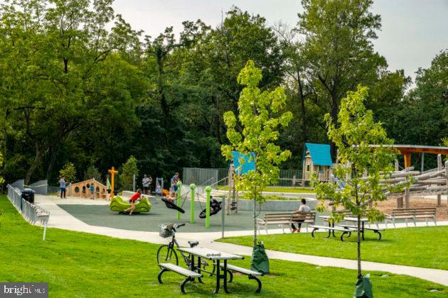 828 N Wakefield St N