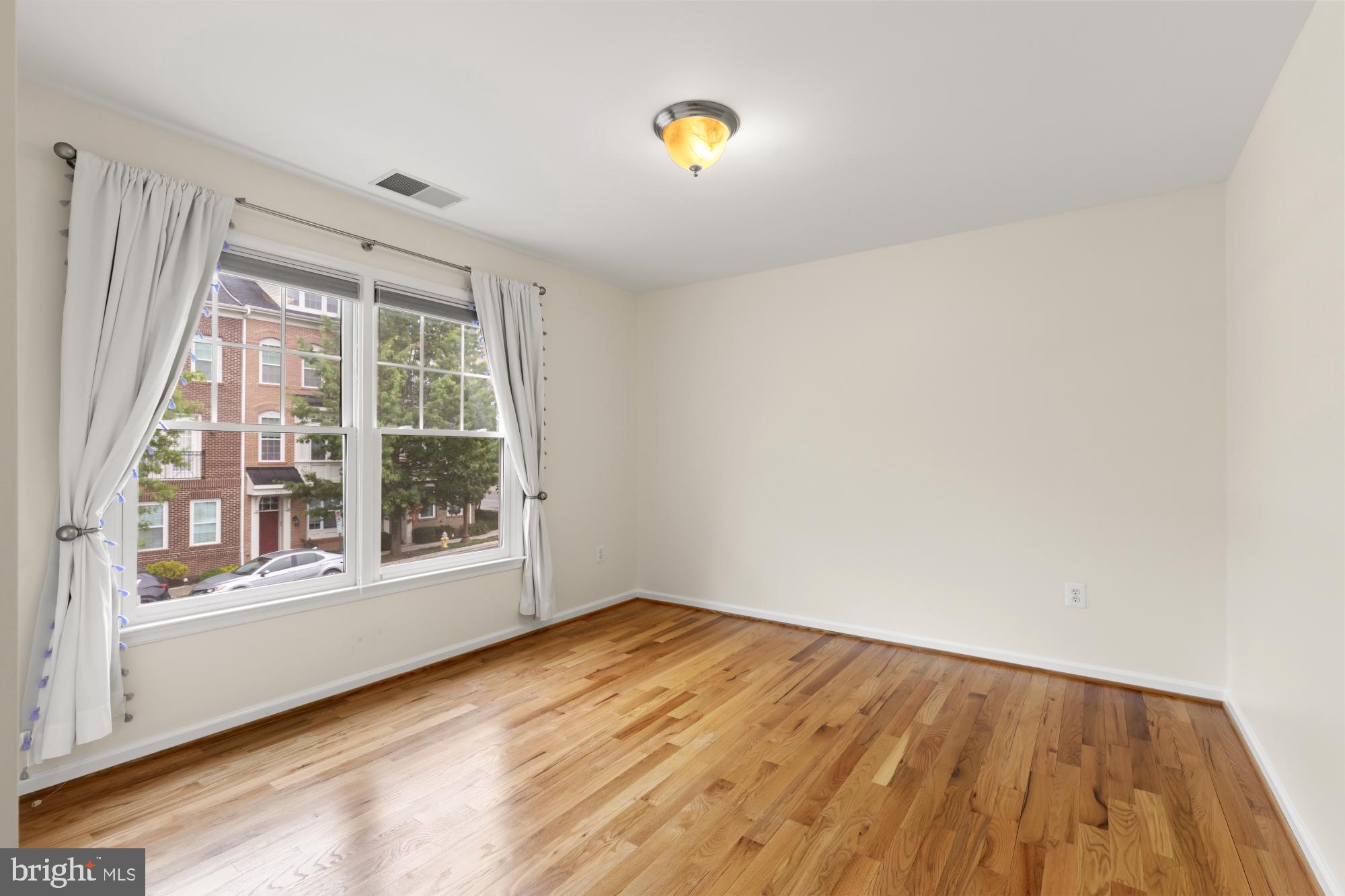 828 N Wakefield St N