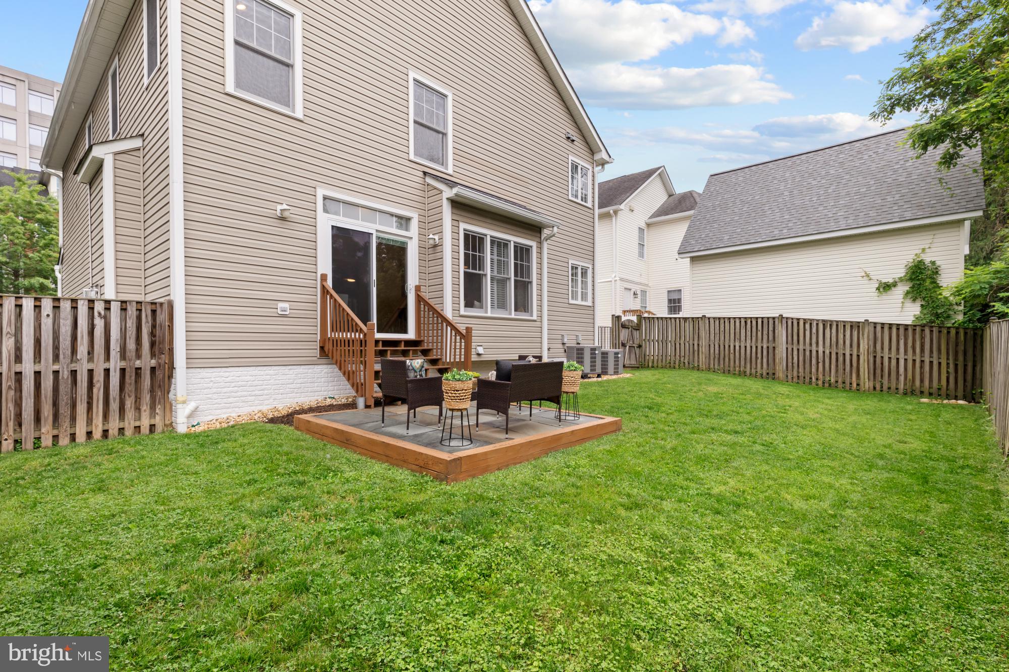 828 N Wakefield St N