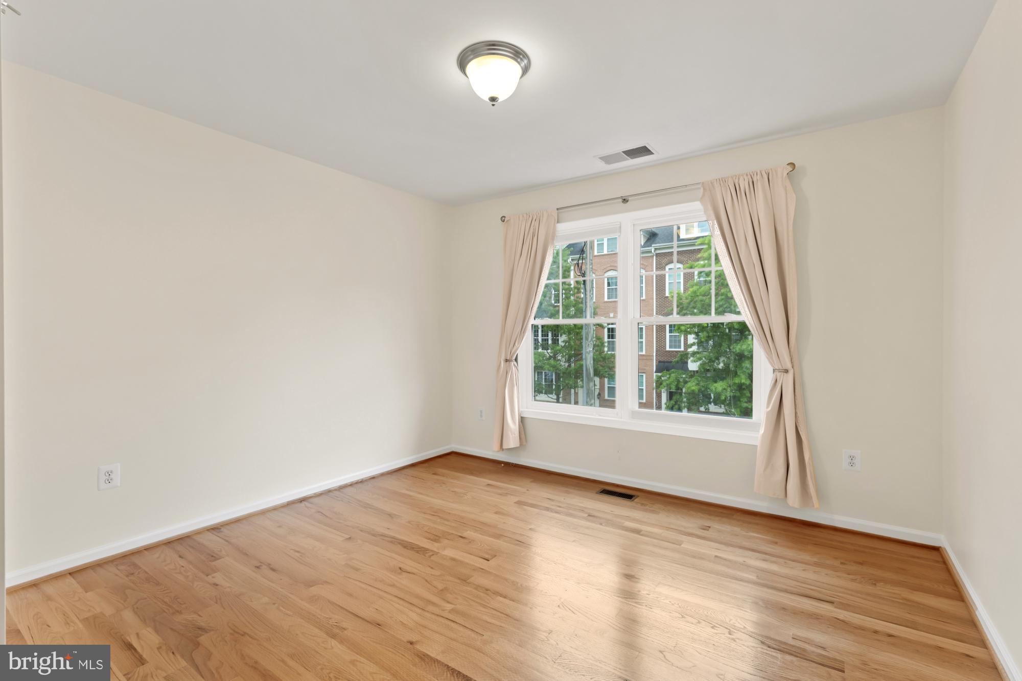 828 N Wakefield St N