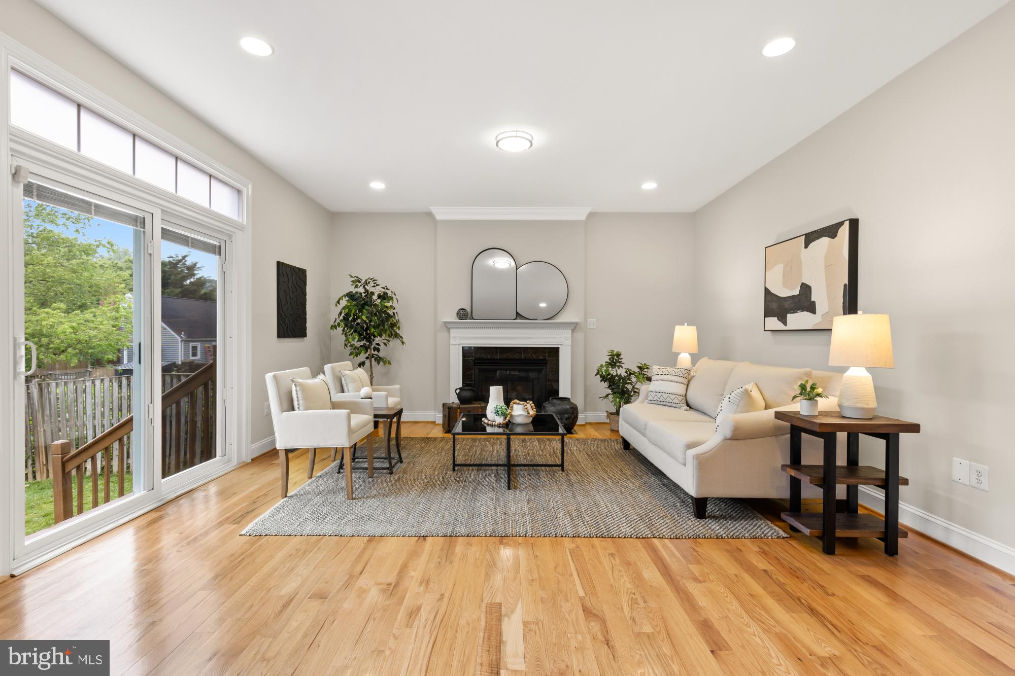 828 N Wakefield St N