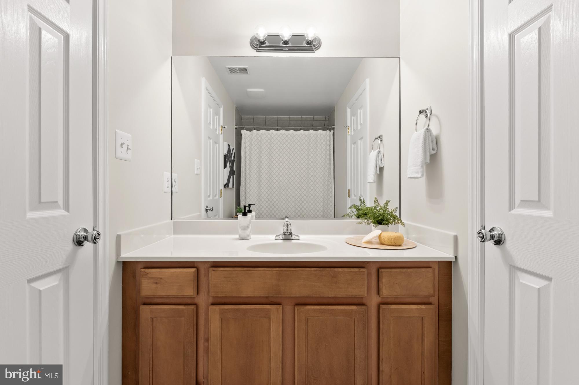 828 N Wakefield St N