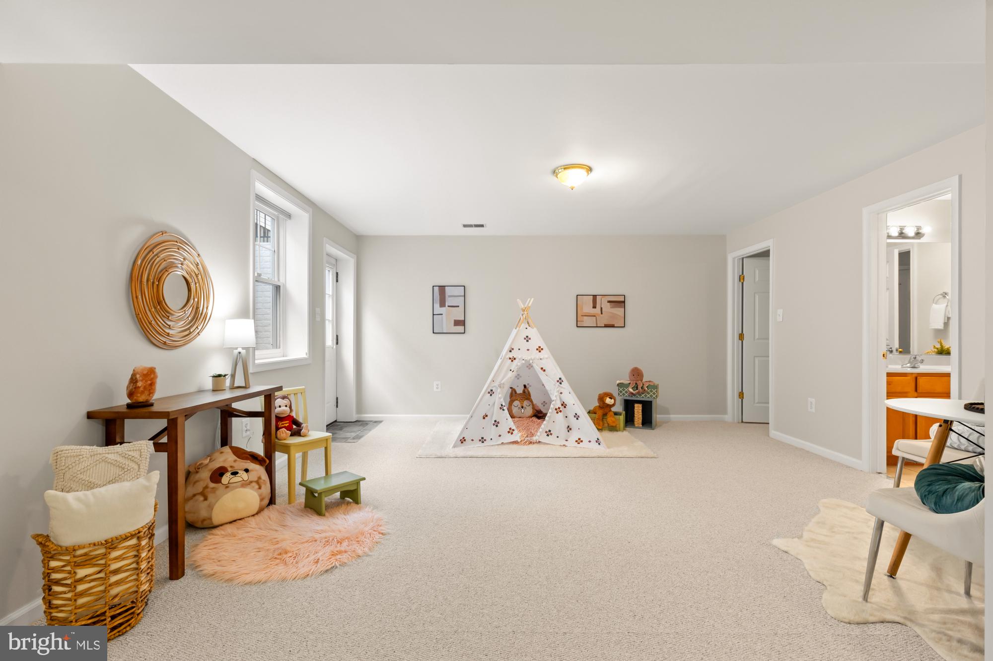 828 N Wakefield St N