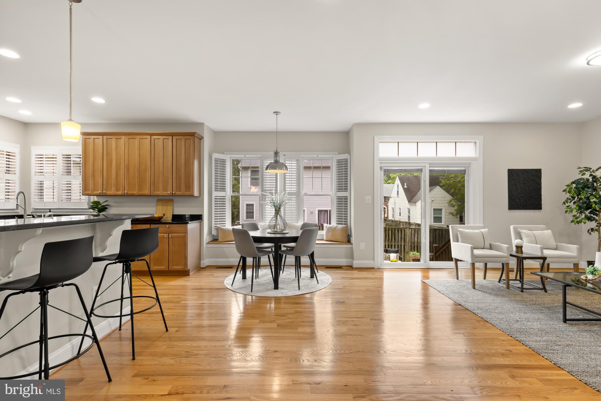 828 N Wakefield St N