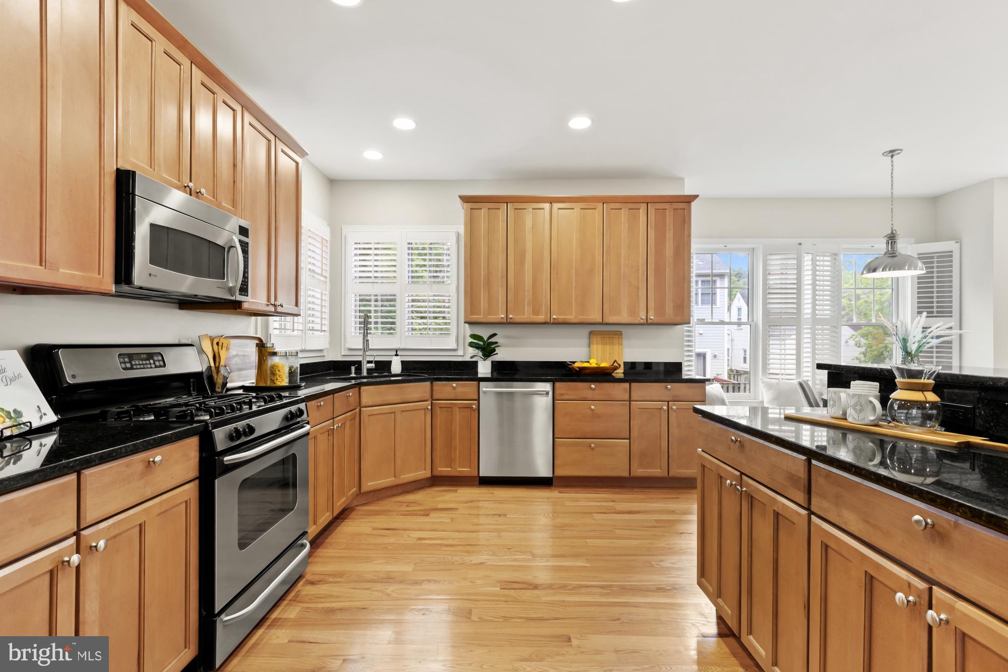 828 N Wakefield St N